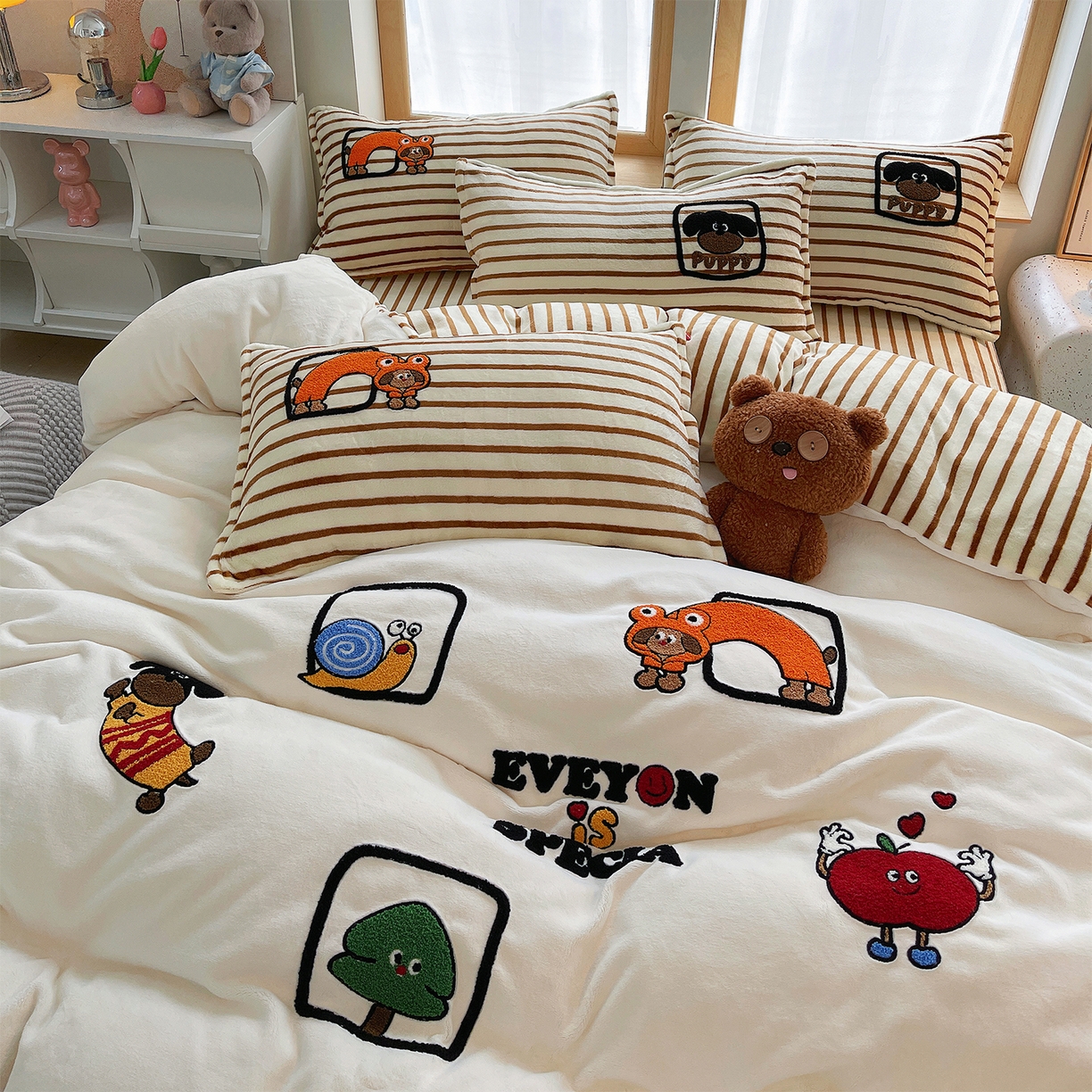 91家纺网 家纺一手货源 找家纺 炫拼家纺 2025新款高克重牛奶绒满版毛巾绣卡通加厚四件套-糯米系列 糯米-欢喜的狗