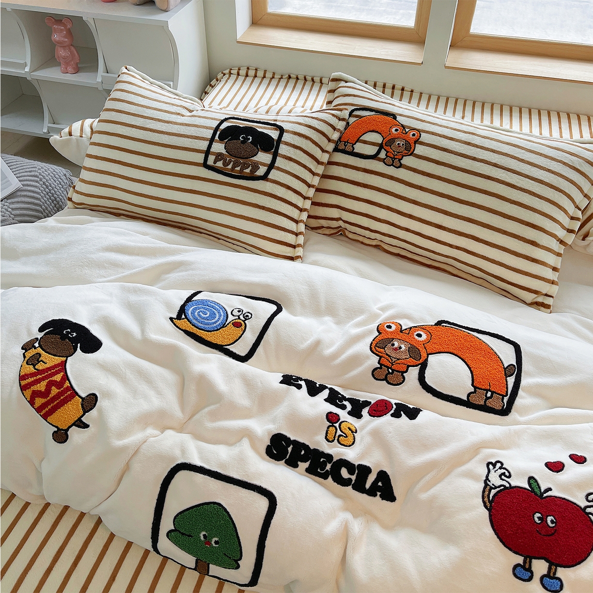 91家纺网 家纺一手货源 找家纺 炫拼家纺 2025新款高克重牛奶绒满版毛巾绣卡通加厚四件套-糯米系列 糯米-欢喜的狗