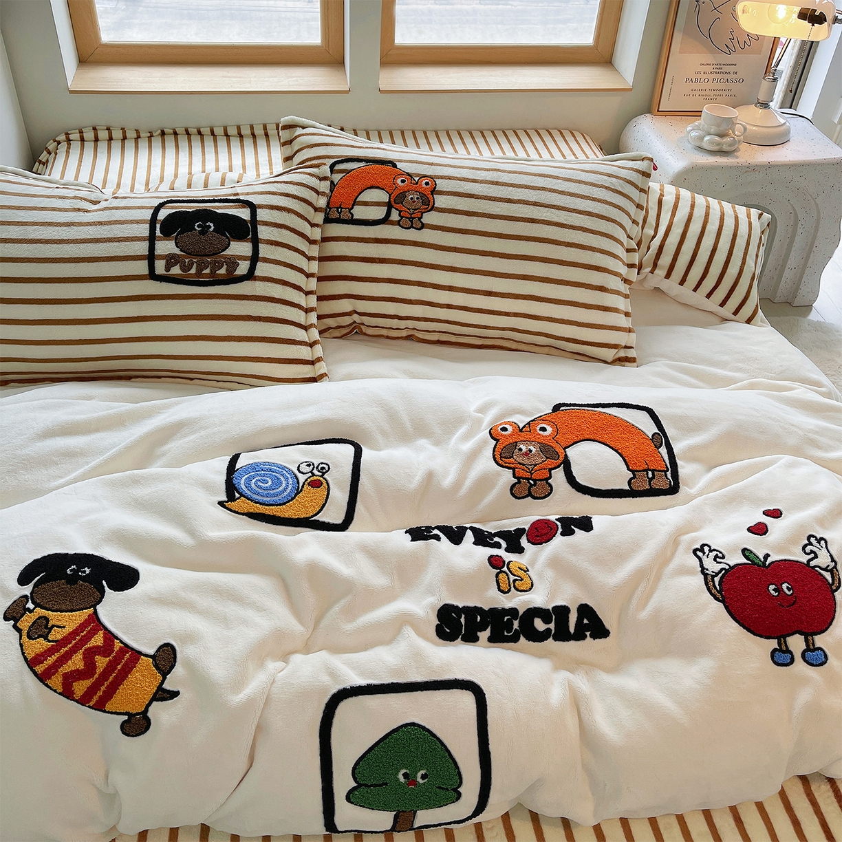 91家纺网 家纺一手货源 找家纺 炫拼家纺 2025新款高克重牛奶绒满版毛巾绣卡通加厚四件套-糯米系列 糯米-欢喜的狗