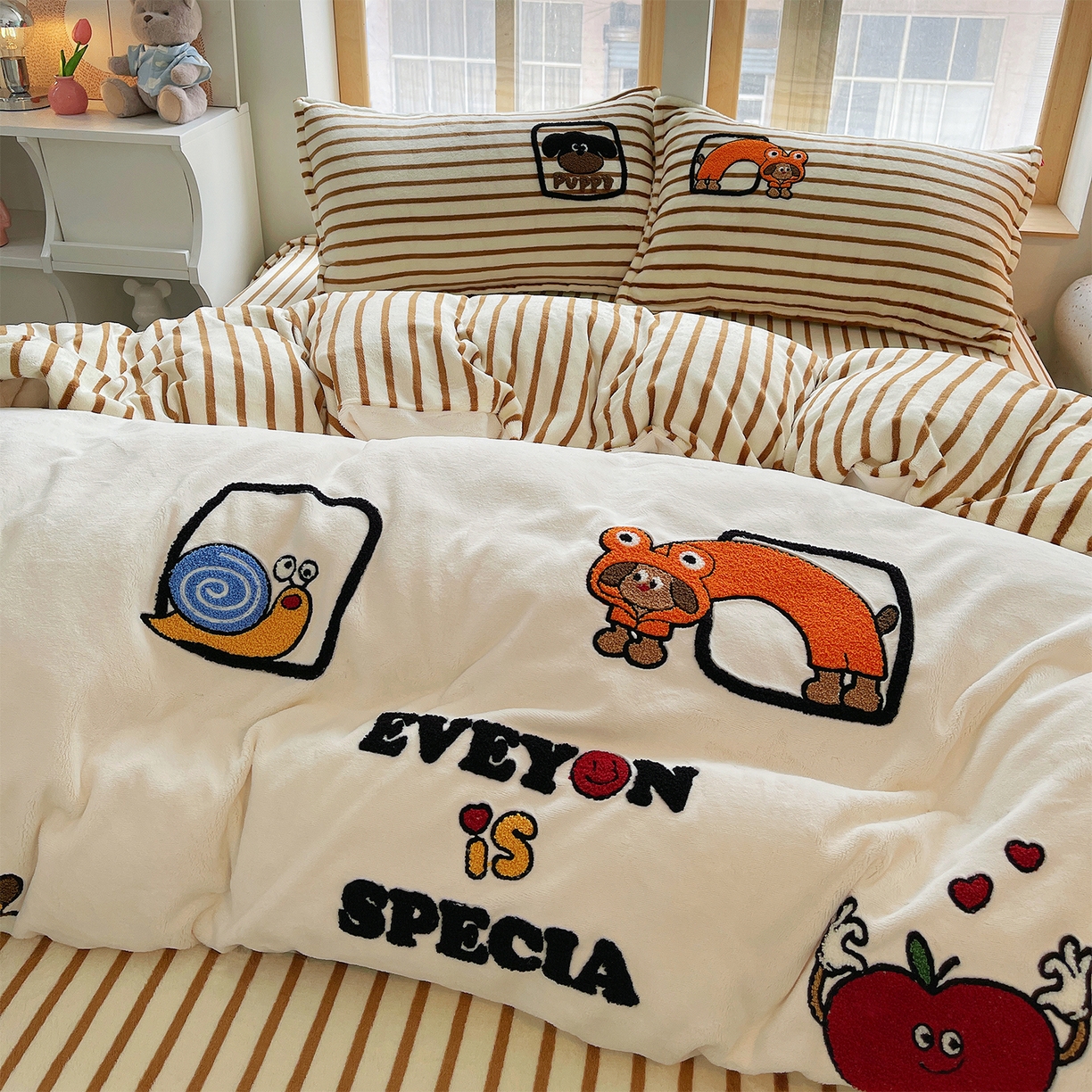 91家纺网 家纺一手货源 找家纺 炫拼家纺 2025新款高克重牛奶绒满版毛巾绣卡通加厚四件套-糯米系列 糯米-欢喜的狗