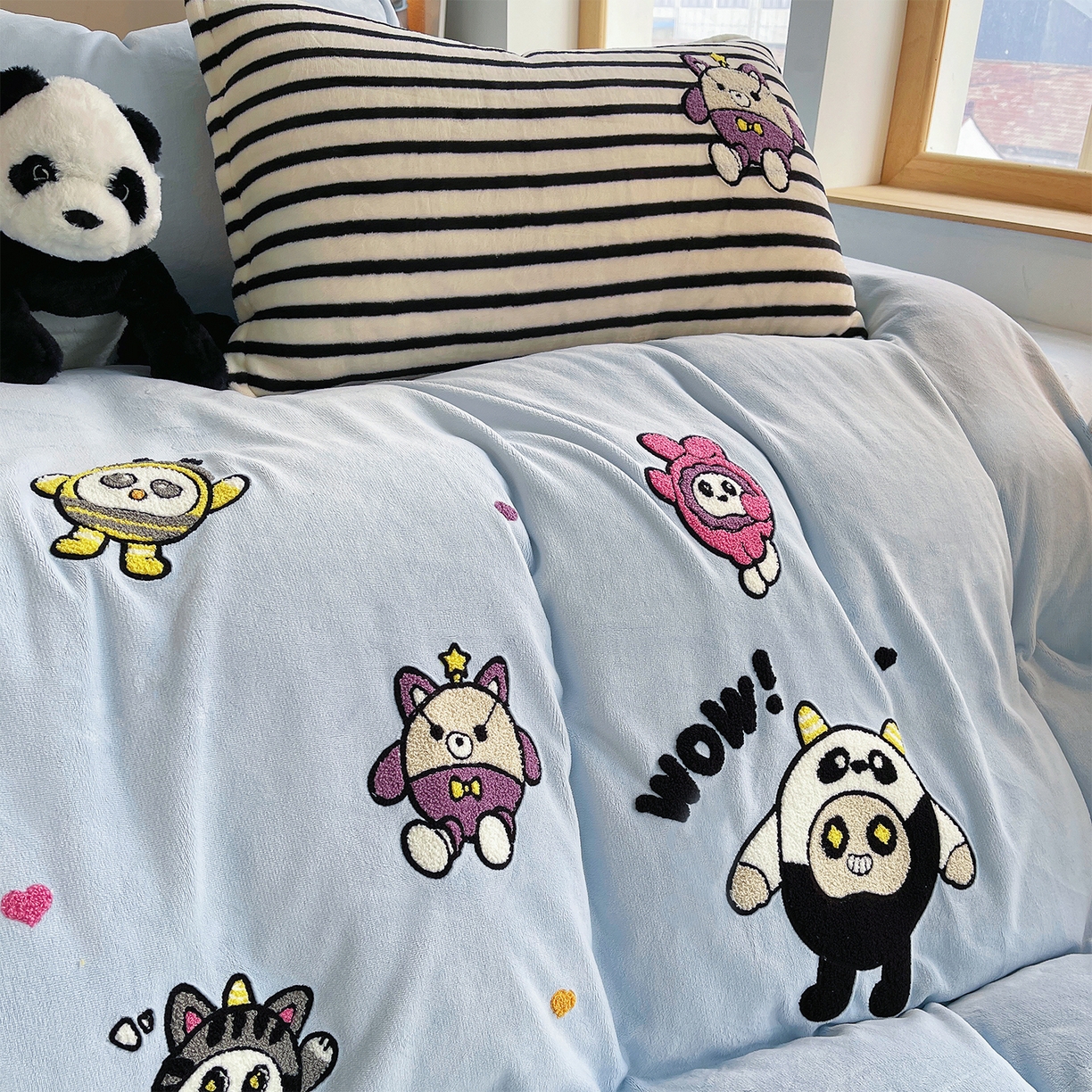 91家纺网 家纺一手货源 找家纺 炫拼家纺 2025新款高克重牛奶绒满版毛巾绣卡通加厚四件套-糯米系列 糯米-福仔