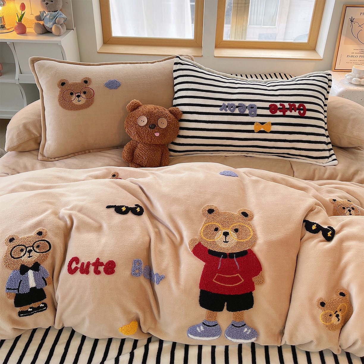 91家纺网 家纺一手货源 找家纺 炫拼家纺 2025新款高克重牛奶绒满版毛巾绣卡通加厚四件套-糯米系列 糯米-绅士熊