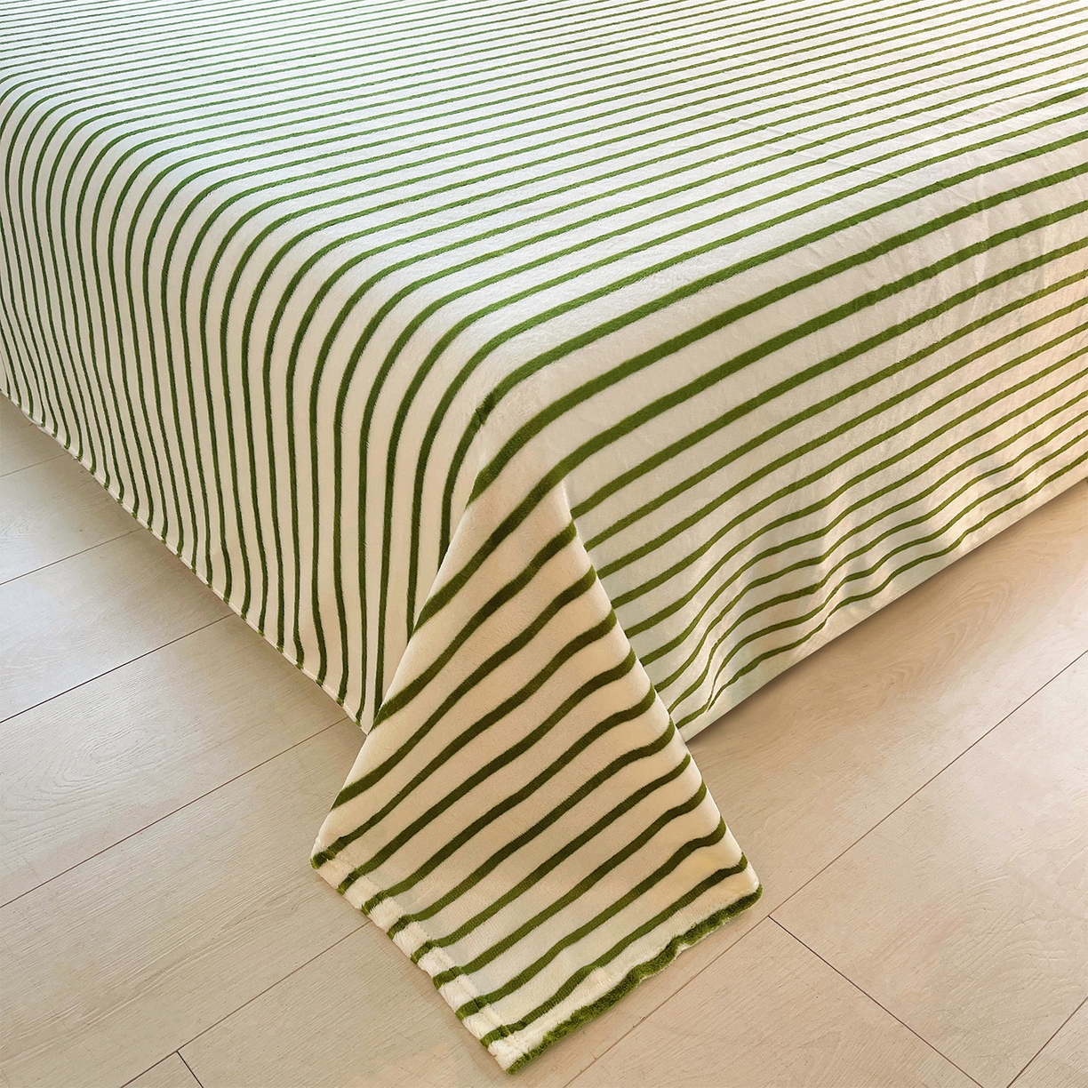 91家纺网 家纺一手货源 找家纺 炫拼家纺 2025新款高克重牛奶绒满版毛巾绣卡通加厚四件套-糯米系列 糯米-狗狗的一天