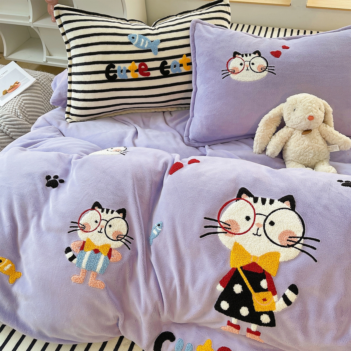 91家纺网 家纺一手货源 找家纺 炫拼家纺 2025新款高克重牛奶绒满版毛巾绣卡通加厚四件套-糯米系列 糯米-猫次元