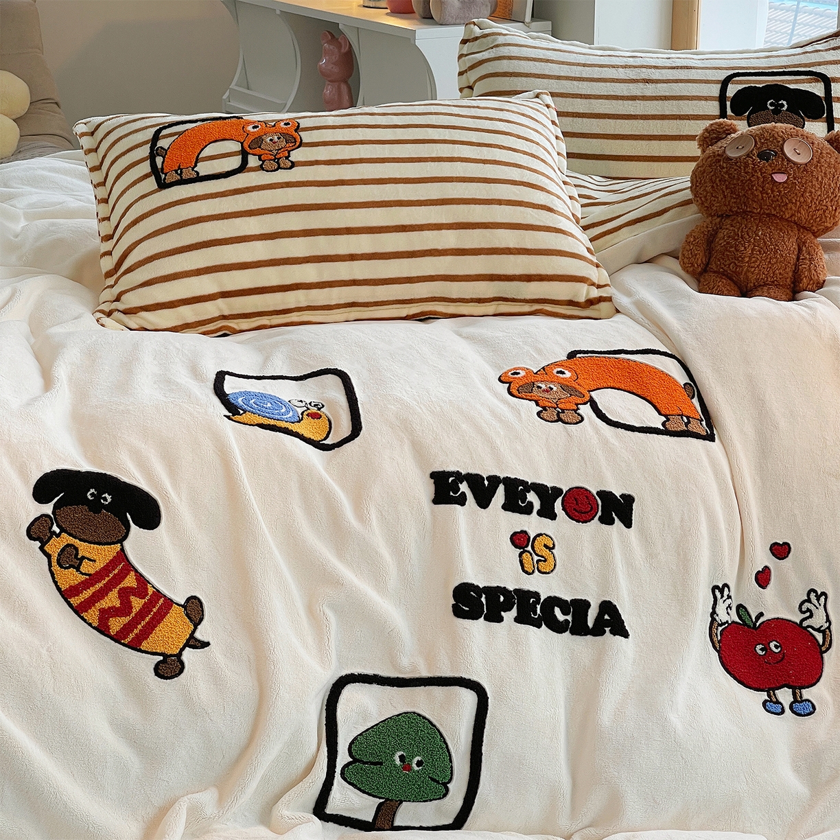 91家纺网 家纺一手货源 找家纺 炫拼家纺 2025新款高克重牛奶绒满版毛巾绣卡通加厚四件套-糯米系列 糯米-欢喜的狗