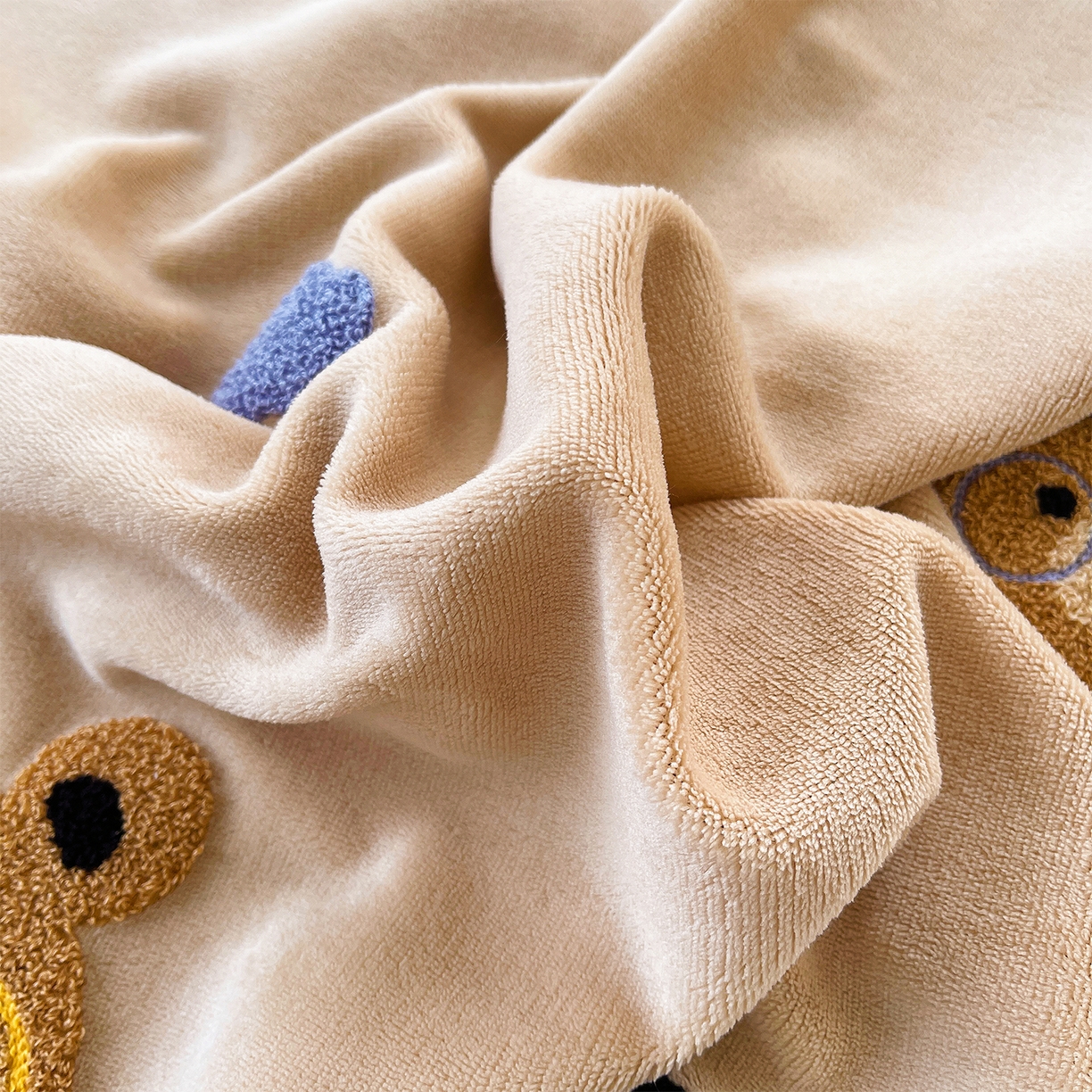 91家纺网 家纺一手货源 找家纺 炫拼家纺 2025新款高克重牛奶绒满版毛巾绣卡通加厚四件套-糯米系列 糯米-绅士熊