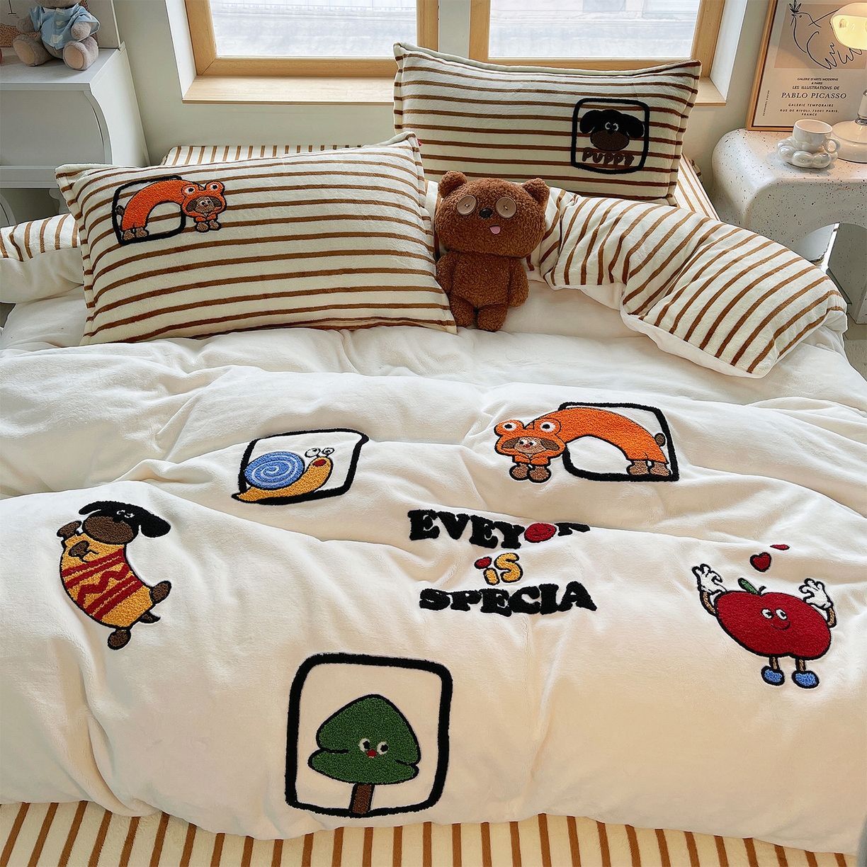 91家纺网 家纺一手货源 找家纺 炫拼家纺 2025新款高克重牛奶绒满版毛巾绣卡通加厚四件套-糯米系列 糯米-欢喜的狗