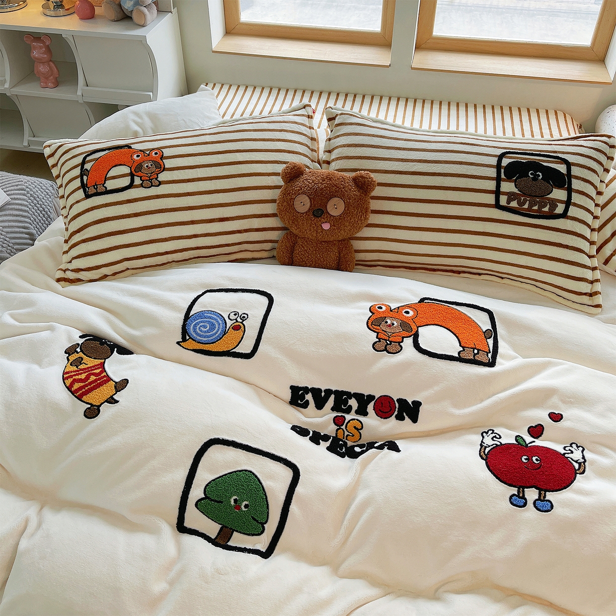 91家纺网 家纺一手货源 找家纺 炫拼家纺 2025新款高克重牛奶绒满版毛巾绣卡通加厚四件套-糯米系列 糯米-欢喜的狗