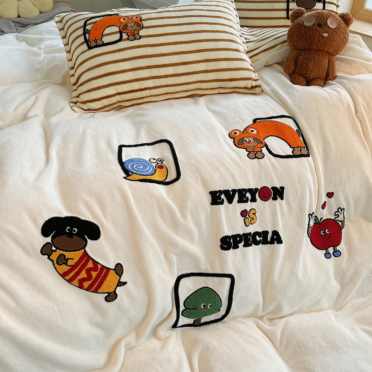 91家纺网 家纺一手货源 找家纺 炫拼家纺 2025新款高克重牛奶绒满版毛巾绣卡通加厚四件套-糯米系列 糯米-欢喜的狗