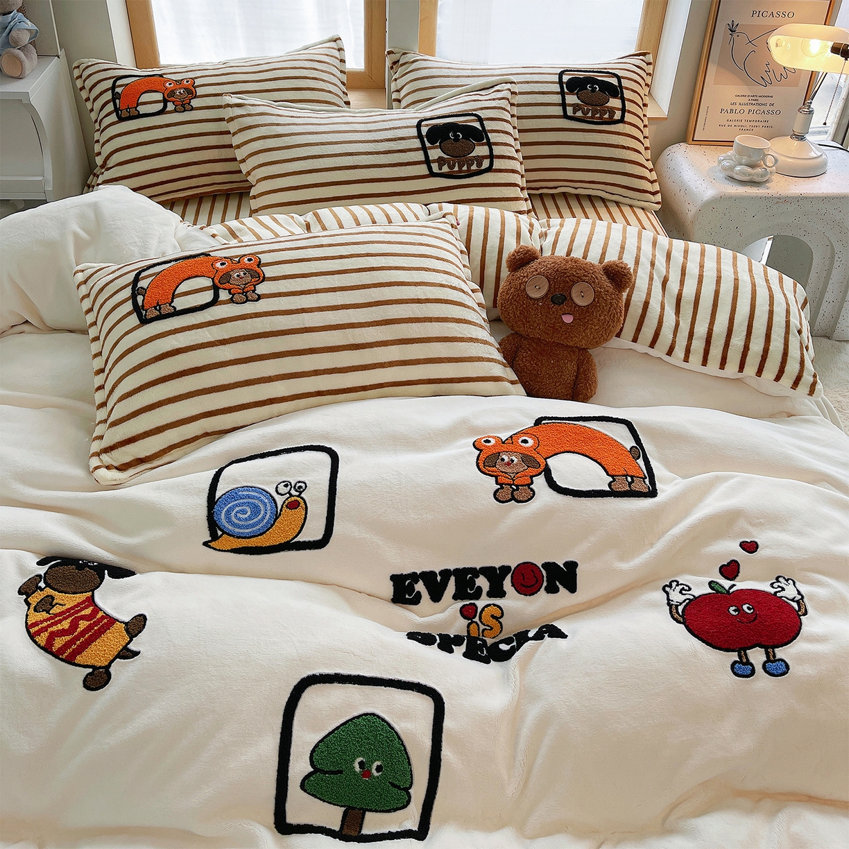 91家纺网 家纺一手货源 找家纺 炫拼家纺 2025新款高克重牛奶绒满版毛巾绣卡通加厚四件套-糯米系列 糯米-欢喜的狗