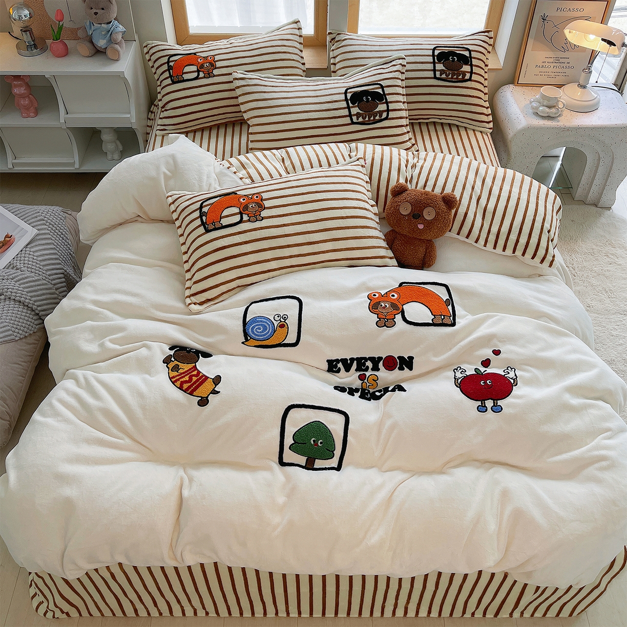 91家纺网 家纺一手货源 找家纺 炫拼家纺 2025新款高克重牛奶绒满版毛巾绣卡通加厚四件套-糯米系列 糯米-欢喜的狗