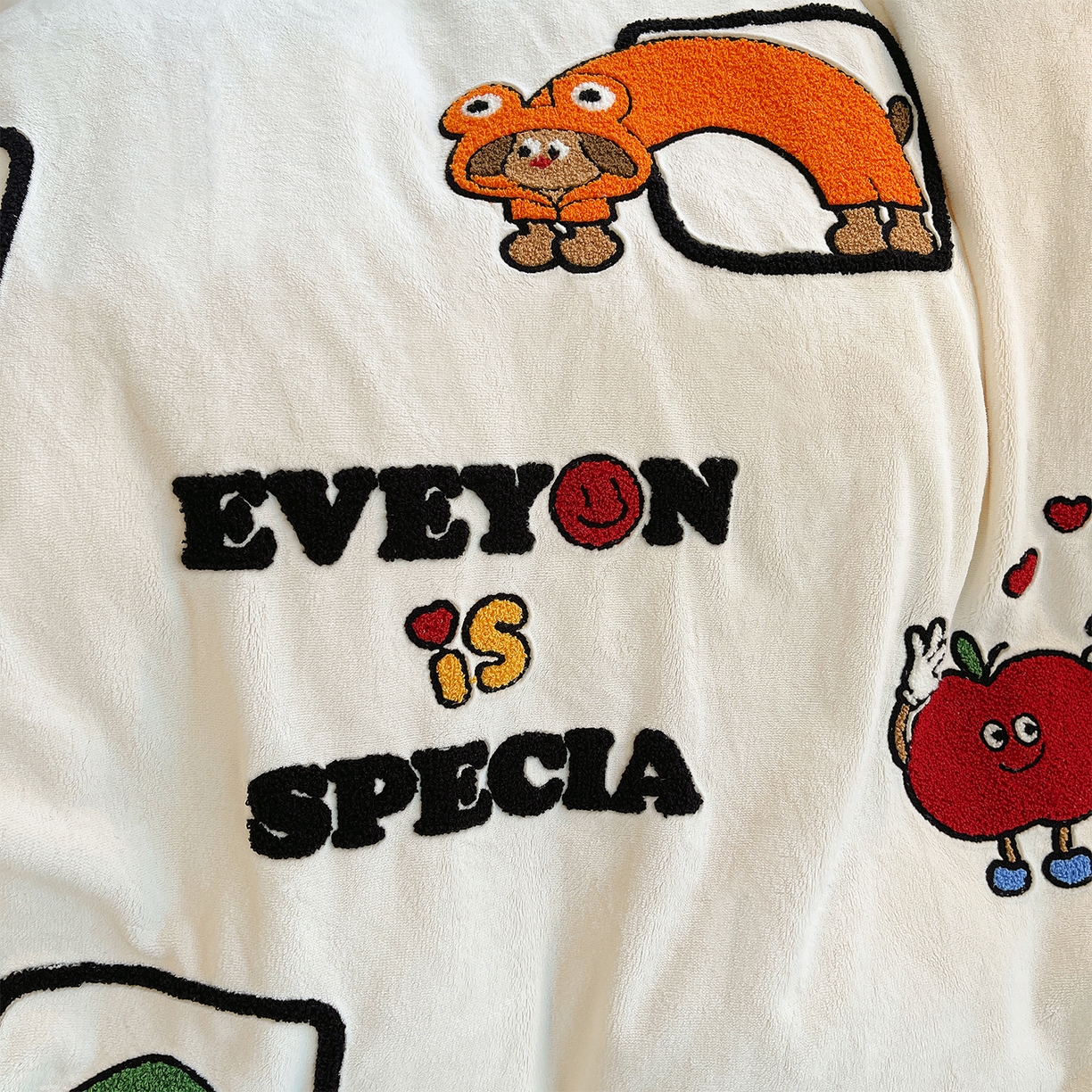 91家纺网 家纺一手货源 找家纺 炫拼家纺 2025新款高克重牛奶绒满版毛巾绣卡通加厚四件套-糯米系列 糯米-欢喜的狗