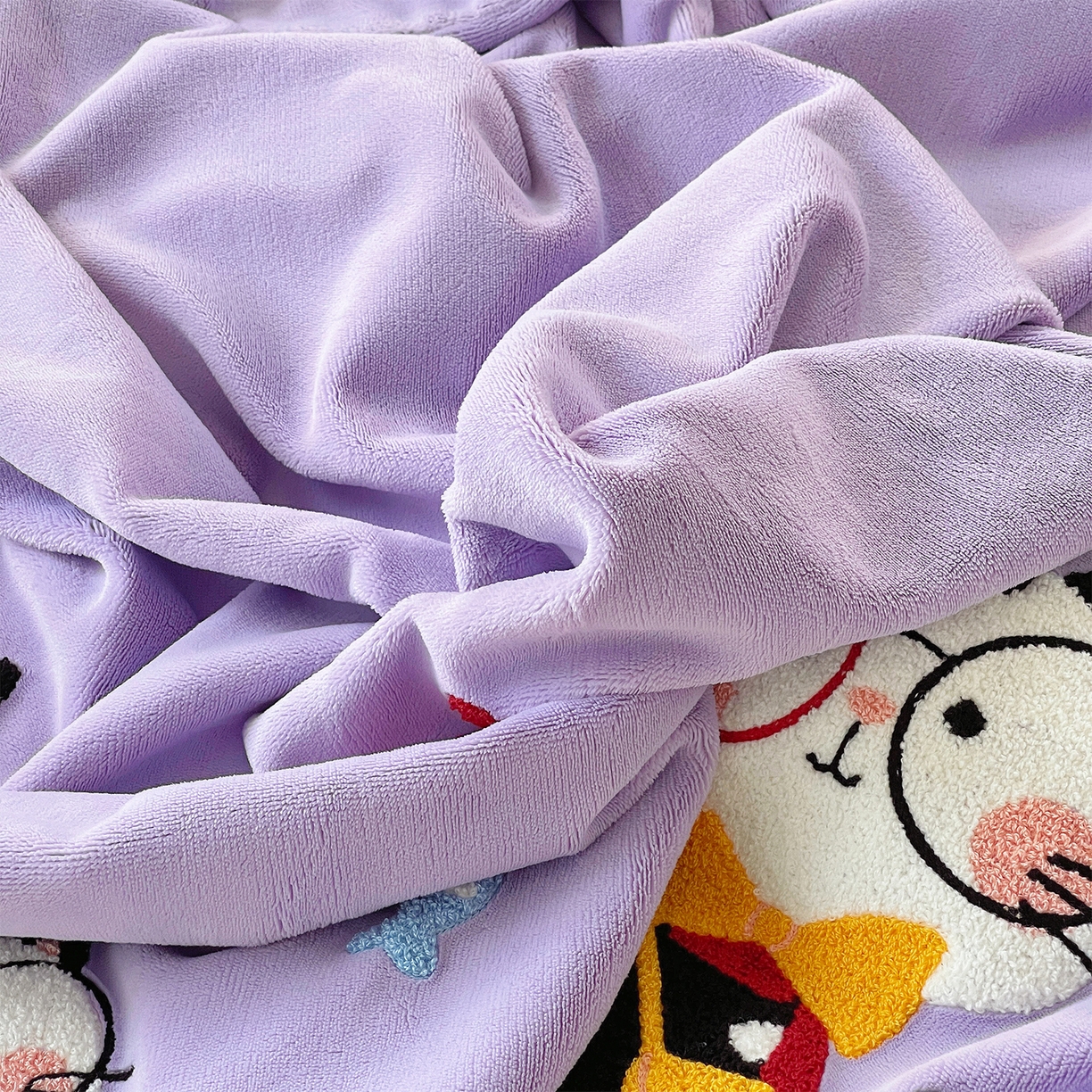 91家纺网 家纺一手货源 找家纺 炫拼家纺 2025新款高克重牛奶绒满版毛巾绣卡通加厚四件套-糯米系列 糯米-猫次元