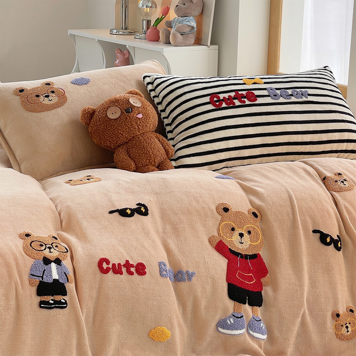 91家纺网 家纺一手货源 找家纺 炫拼家纺 2025新款高克重牛奶绒满版毛巾绣卡通加厚四件套-糯米系列 糯米-绅士熊