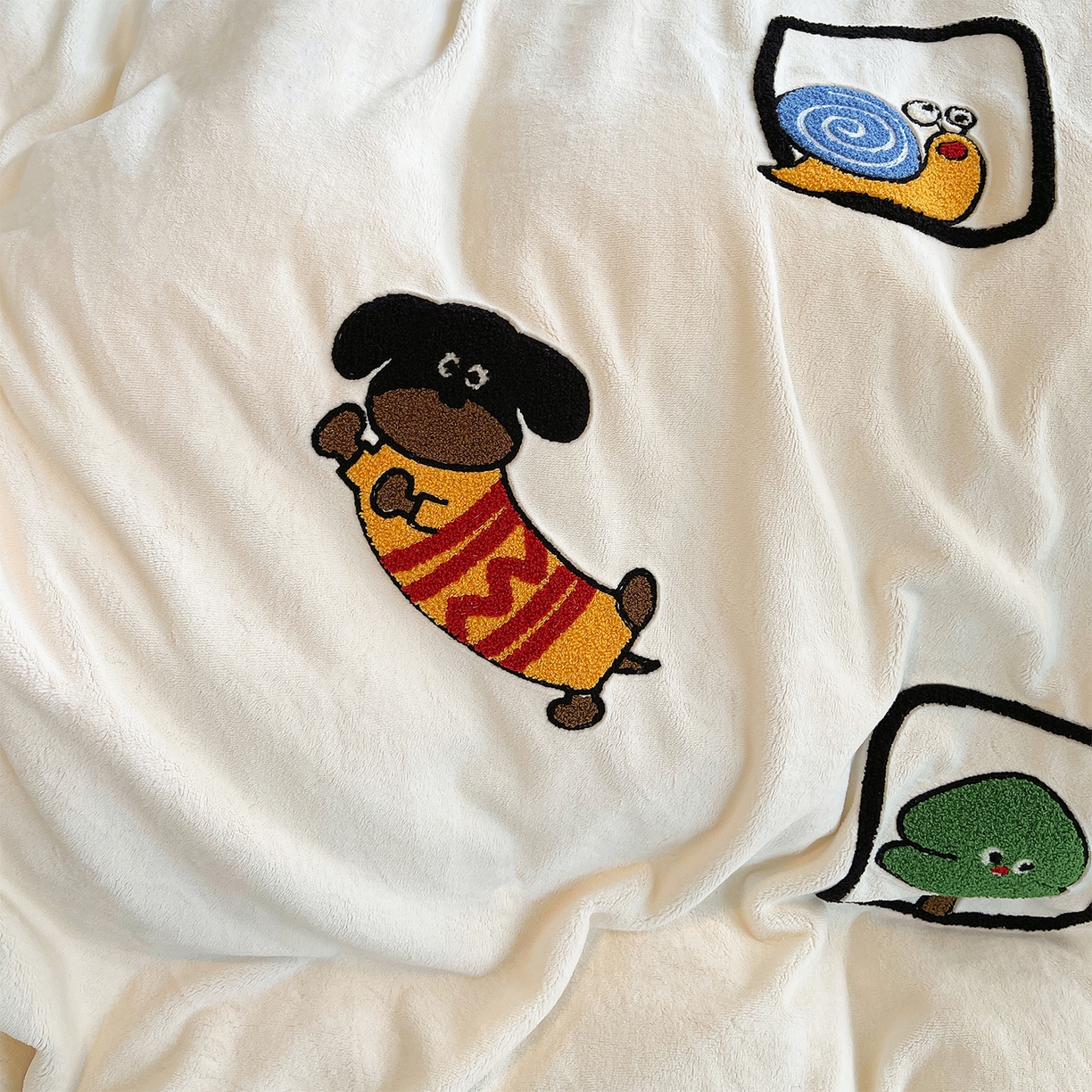 91家纺网 家纺一手货源 找家纺 炫拼家纺 2025新款高克重牛奶绒满版毛巾绣卡通加厚四件套-糯米系列 糯米-欢喜的狗