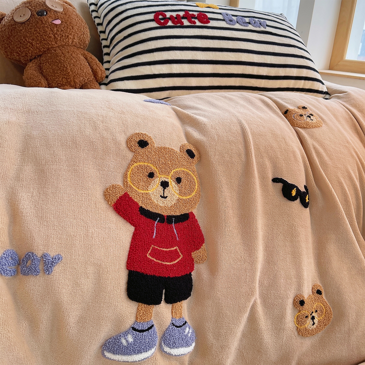 91家纺网 家纺一手货源 找家纺 炫拼家纺 2025新款高克重牛奶绒满版毛巾绣卡通加厚四件套-糯米系列 糯米-绅士熊