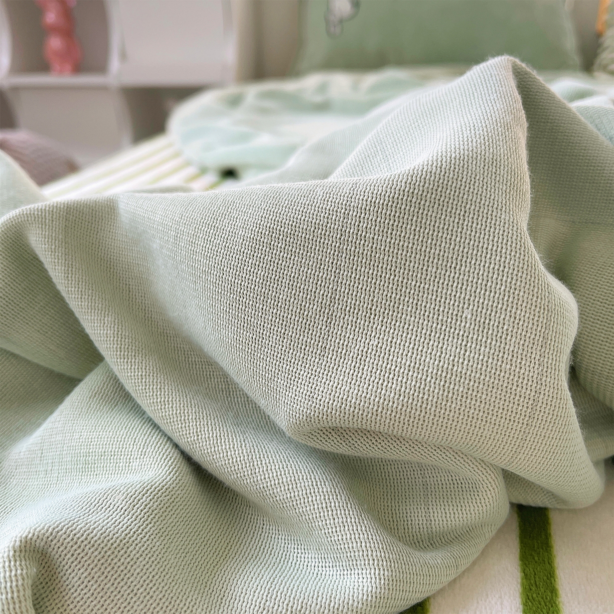 91家纺网 家纺一手货源 找家纺 炫拼家纺 2025新款高克重牛奶绒满版毛巾绣卡通加厚四件套-糯米系列 糯米-狗狗的一天