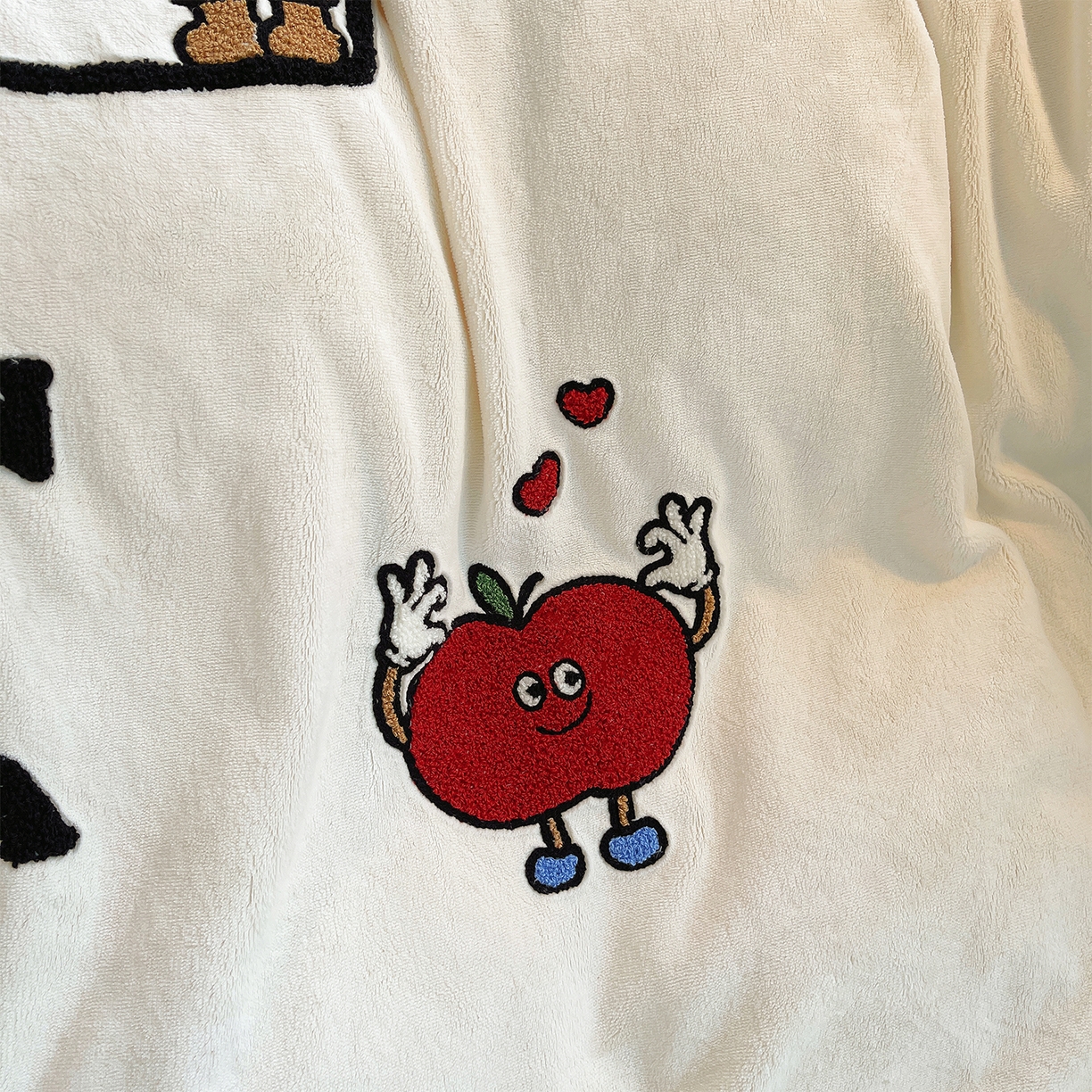 91家纺网 家纺一手货源 找家纺 炫拼家纺 2025新款高克重牛奶绒满版毛巾绣卡通加厚四件套-糯米系列 糯米-欢喜的狗