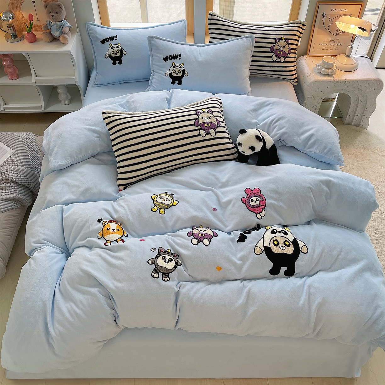 91家纺网 家纺一手货源 找家纺 炫拼家纺 2025新款高克重牛奶绒满版毛巾绣卡通加厚四件套-糯米系列 糯米-福仔