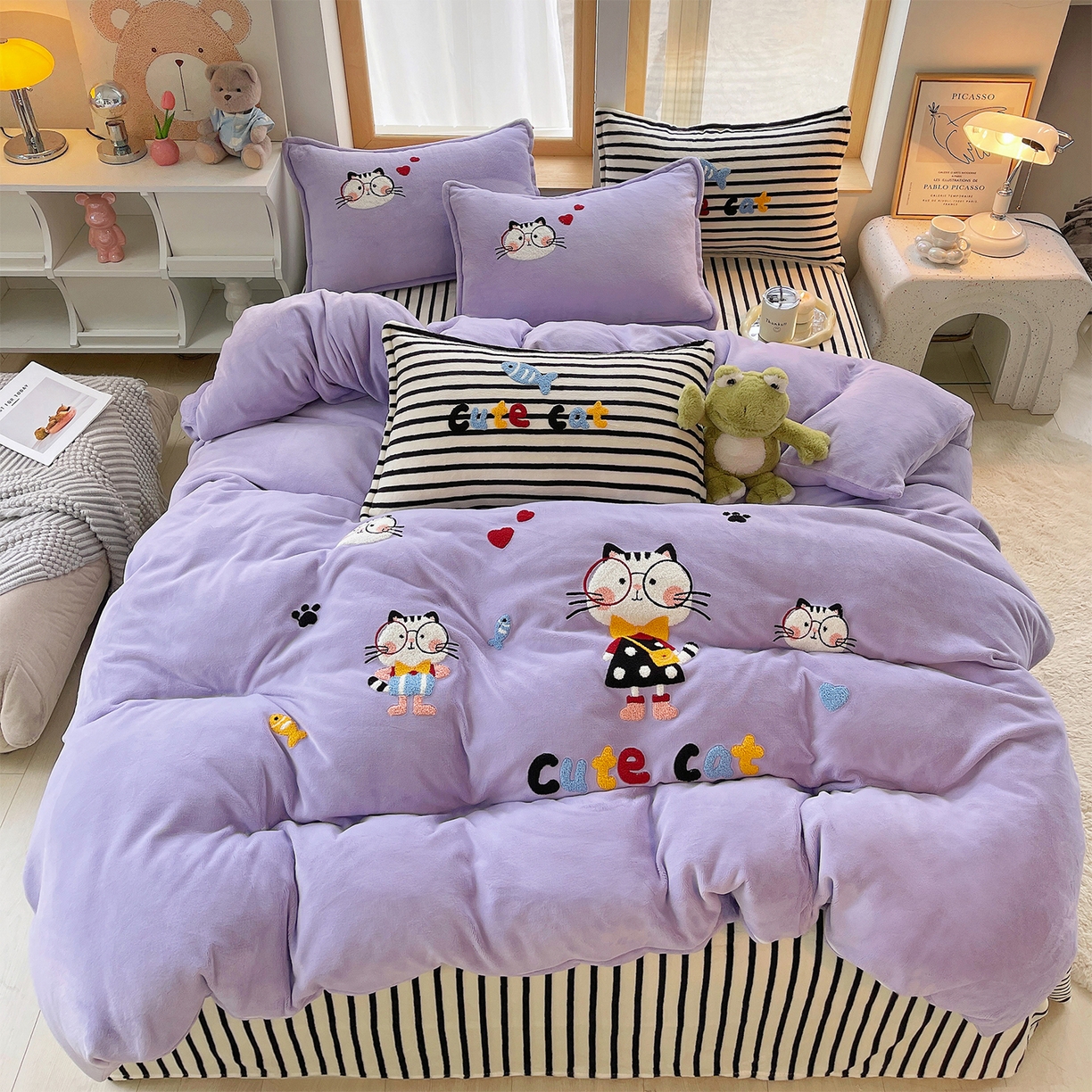 91家纺网 家纺一手货源 找家纺 炫拼家纺 2025新款高克重牛奶绒满版毛巾绣卡通加厚四件套-糯米系列 糯米-猫次元