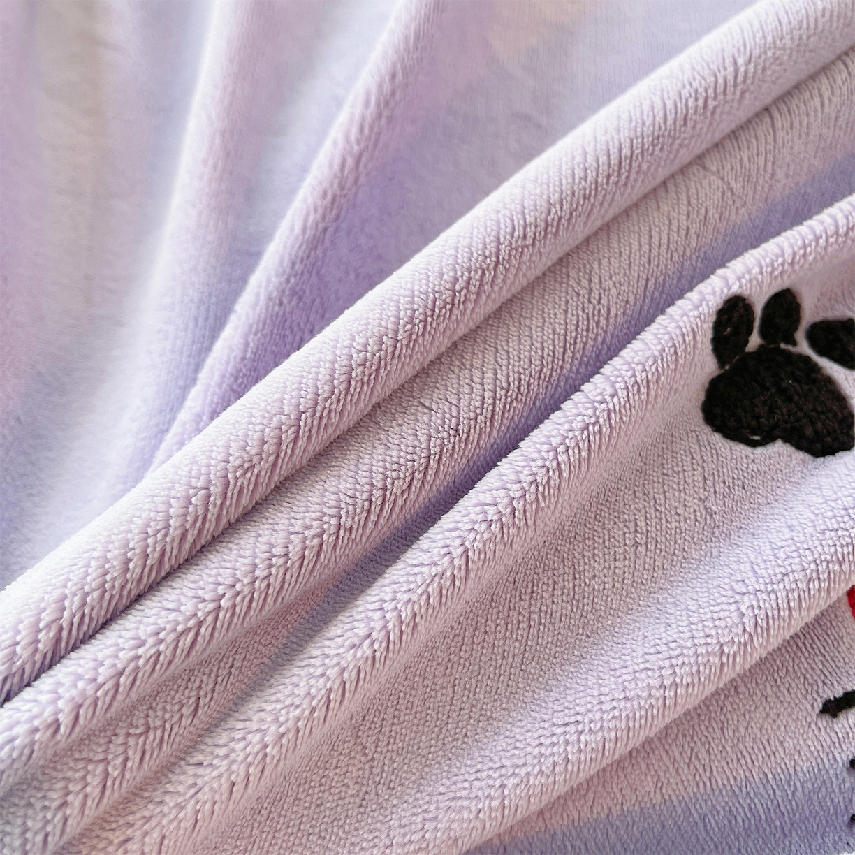 91家纺网 家纺一手货源 找家纺 炫拼家纺 2025新款高克重牛奶绒满版毛巾绣卡通加厚四件套-糯米系列 糯米-猫次元