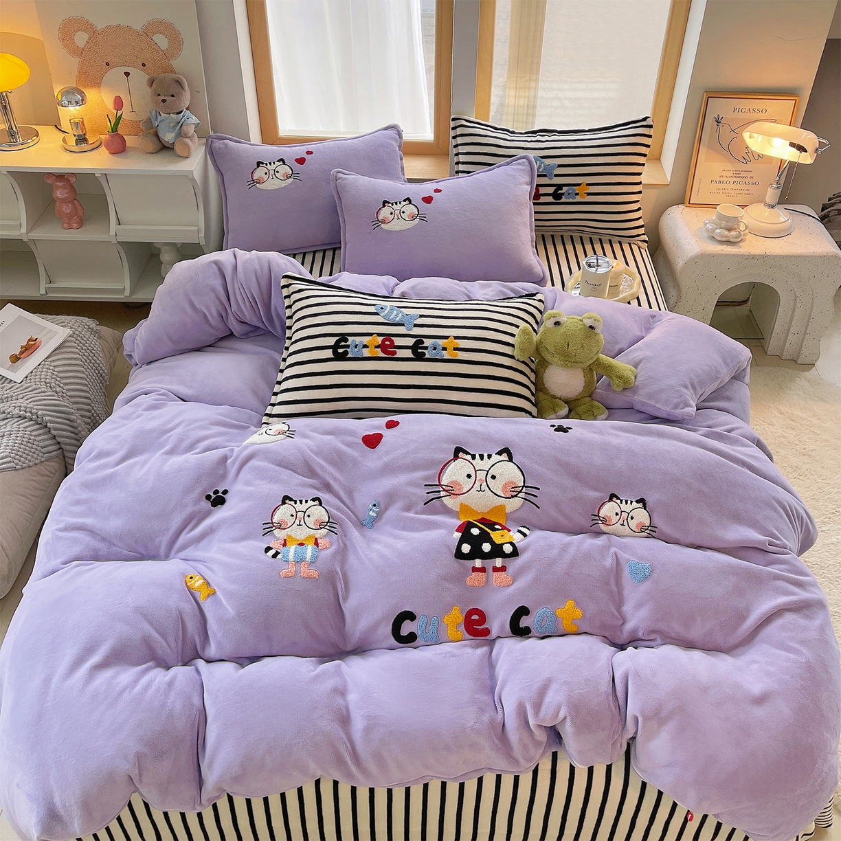 91家纺网 家纺一手货源 找家纺 炫拼家纺 2025新款高克重牛奶绒满版毛巾绣卡通加厚四件套-糯米系列 糯米-猫次元