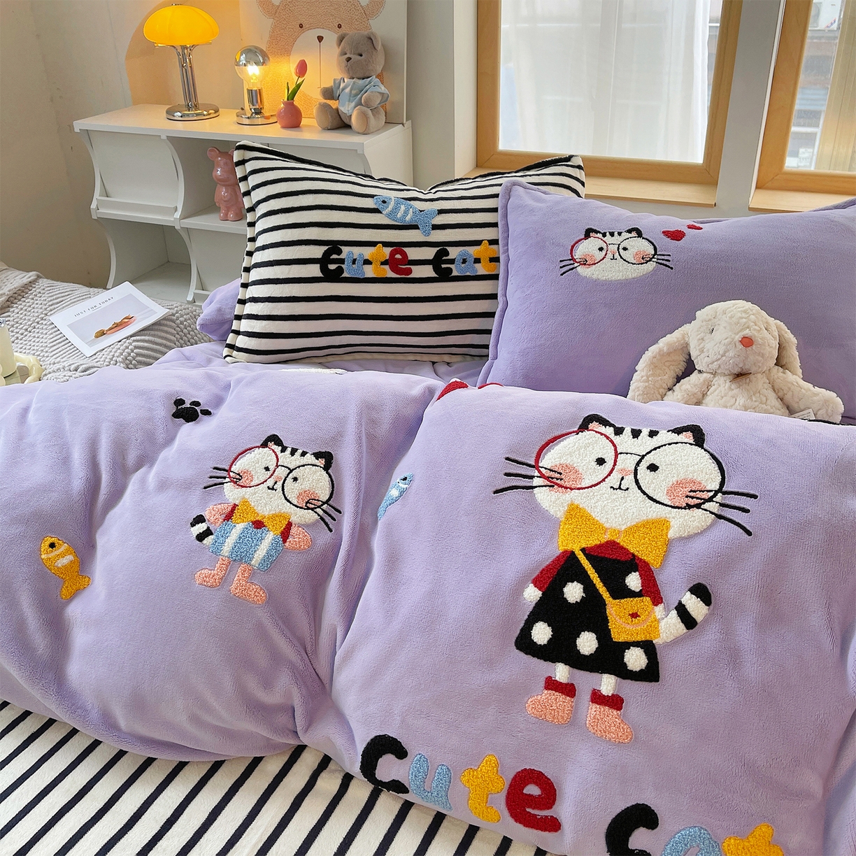 91家纺网 家纺一手货源 找家纺 炫拼家纺 2025新款高克重牛奶绒满版毛巾绣卡通加厚四件套-糯米系列 糯米-猫次元