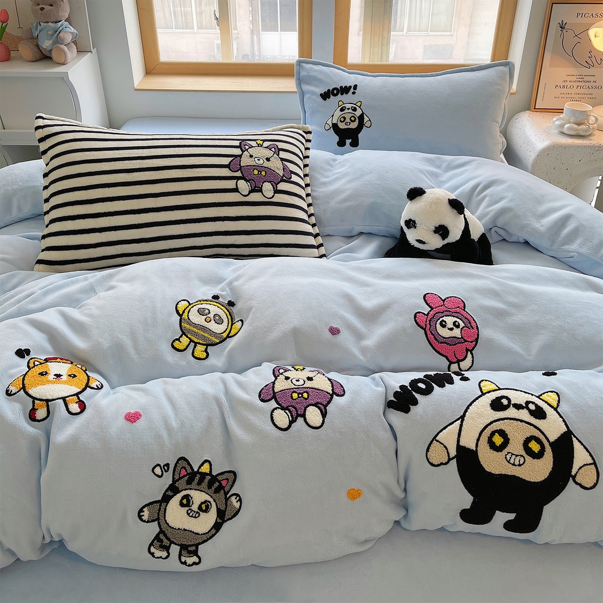 91家纺网 家纺一手货源 找家纺 炫拼家纺 2025新款高克重牛奶绒满版毛巾绣卡通加厚四件套-糯米系列 糯米-福仔