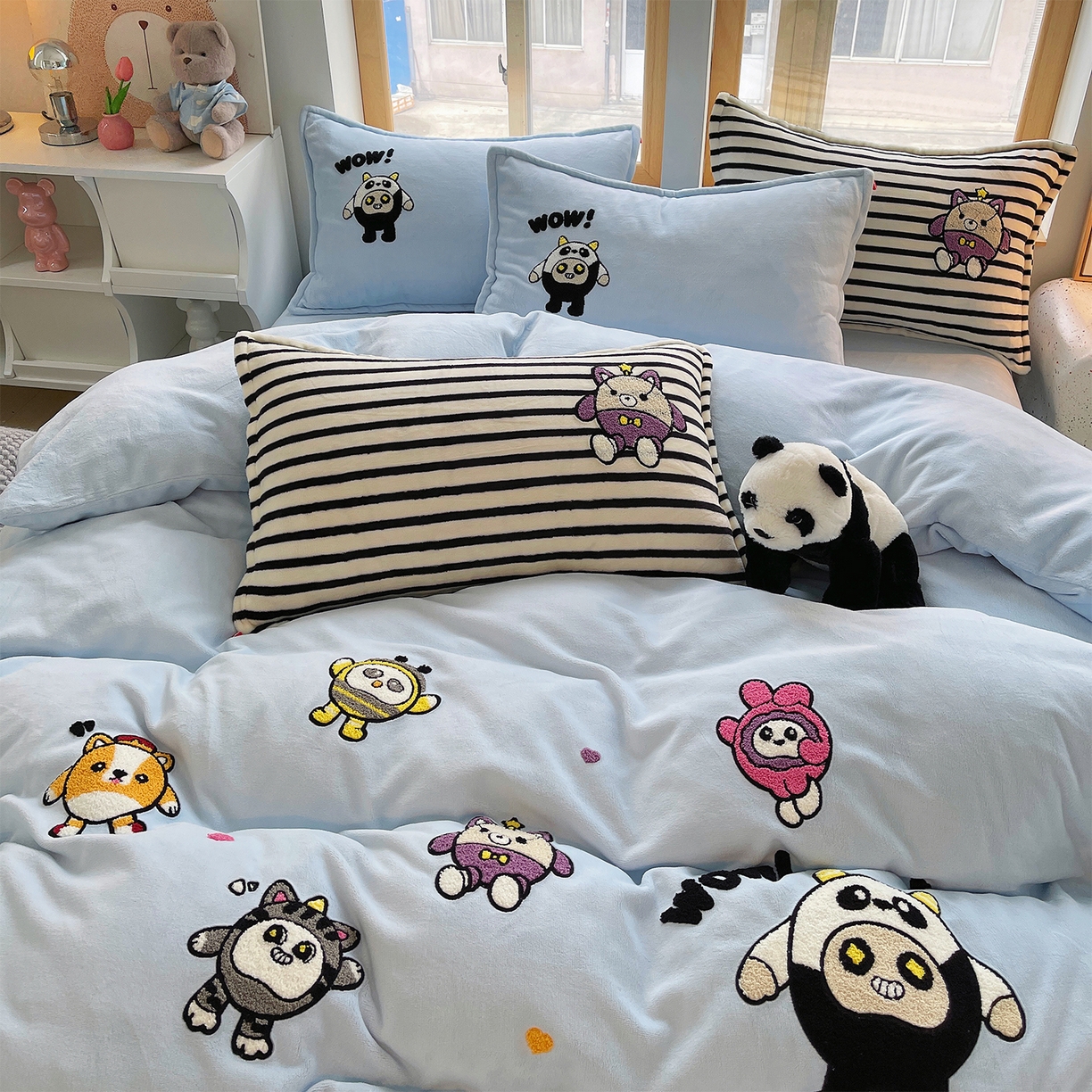 91家纺网 家纺一手货源 找家纺 炫拼家纺 2025新款高克重牛奶绒满版毛巾绣卡通加厚四件套-糯米系列 糯米-福仔