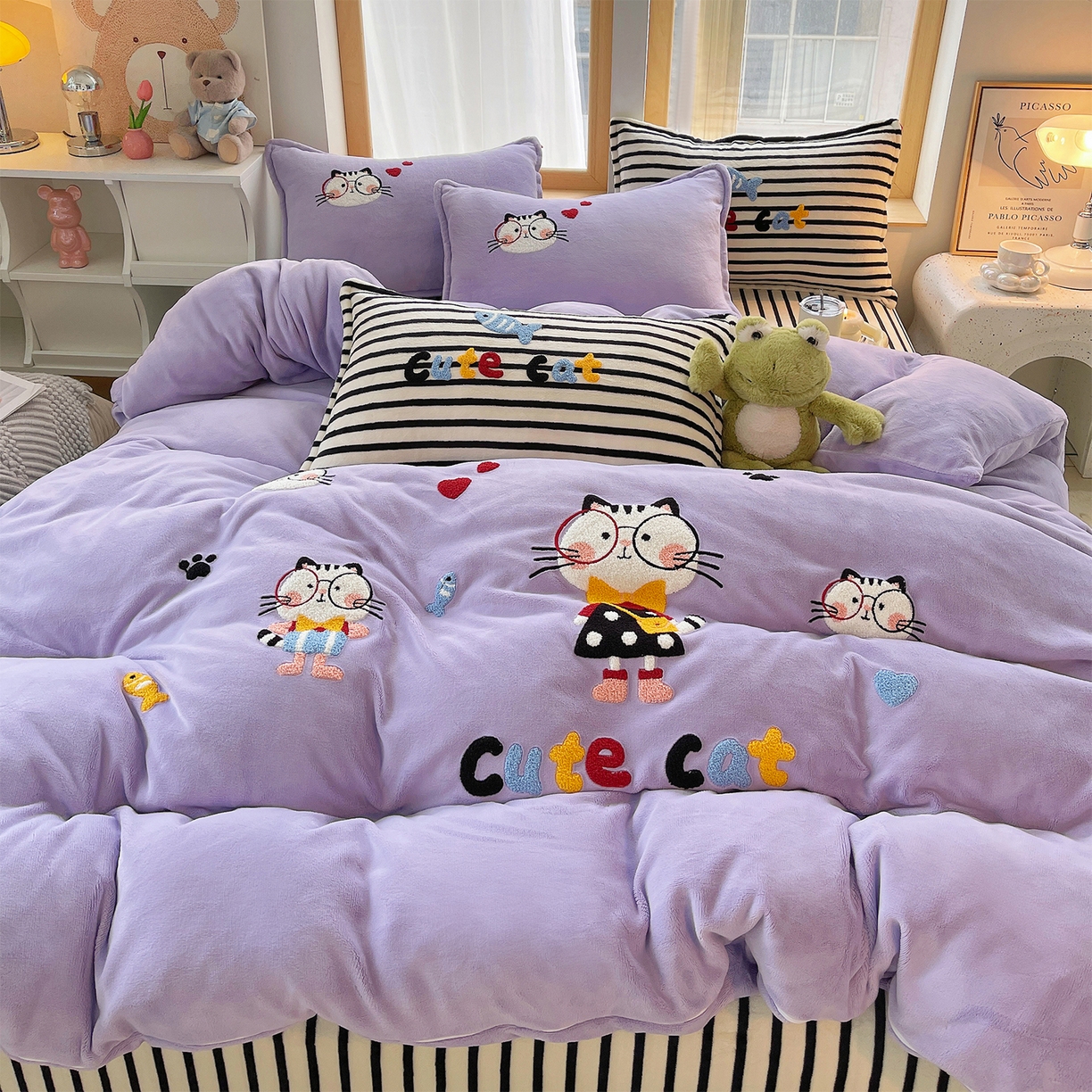 91家纺网 家纺一手货源 找家纺 炫拼家纺 2025新款高克重牛奶绒满版毛巾绣卡通加厚四件套-糯米系列 糯米-猫次元