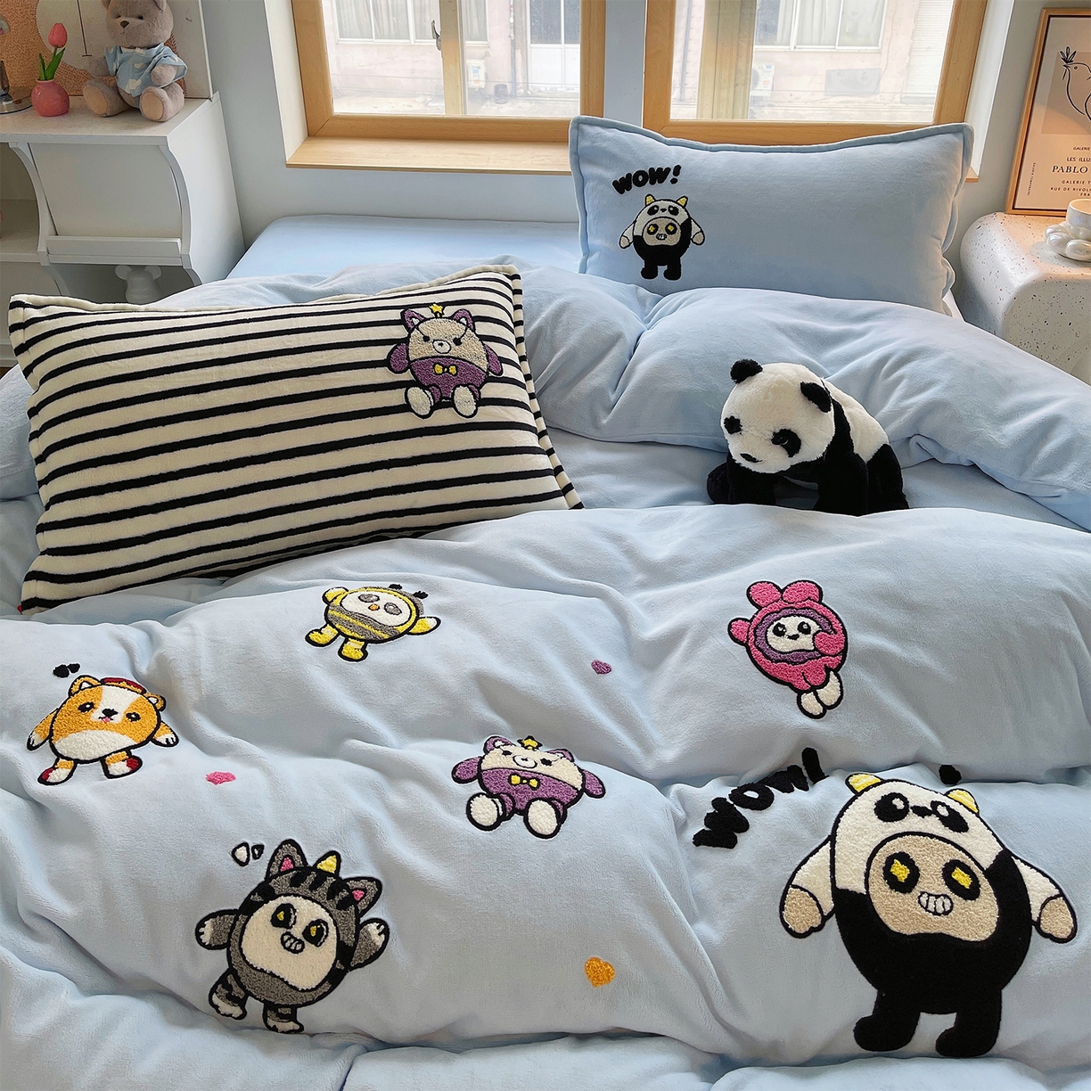 91家纺网 家纺一手货源 找家纺 炫拼家纺 2025新款高克重牛奶绒满版毛巾绣卡通加厚四件套-糯米系列 糯米-福仔