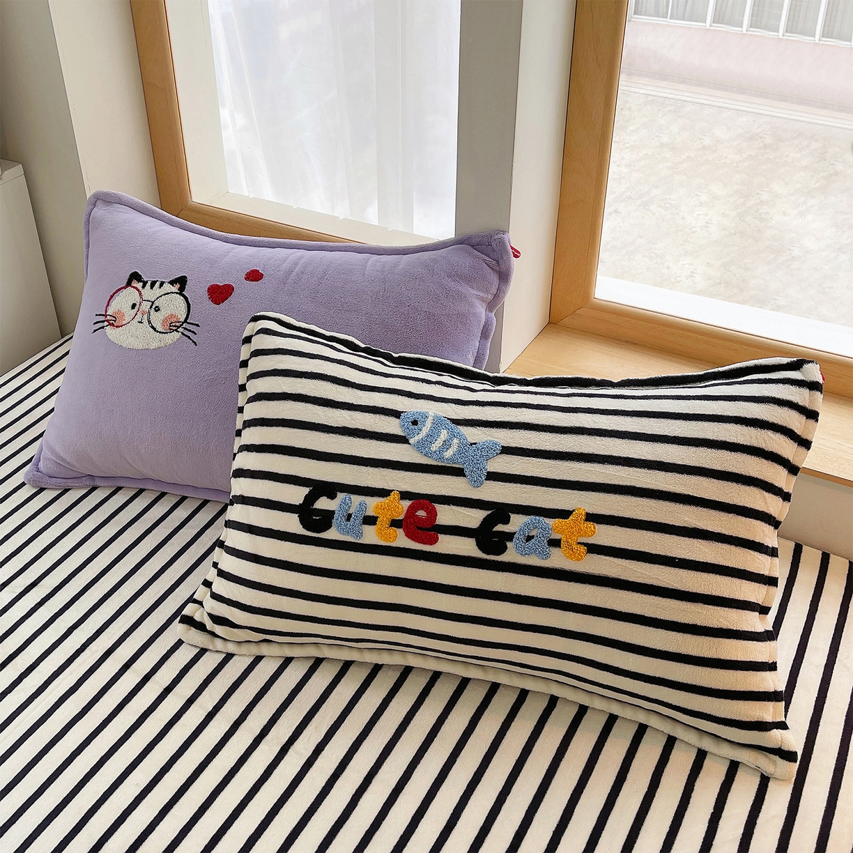 91家纺网 家纺一手货源 找家纺 炫拼家纺 2025新款高克重牛奶绒满版毛巾绣卡通加厚四件套-糯米系列 糯米-猫次元