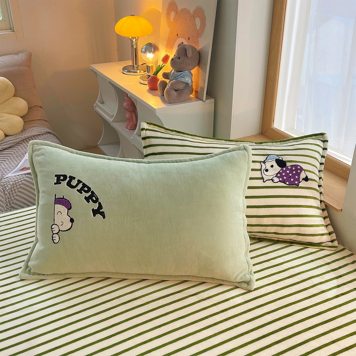 91家纺网 家纺一手货源 找家纺 炫拼家纺 2025新款高克重牛奶绒满版毛巾绣卡通加厚四件套-糯米系列 糯米-狗狗的一天