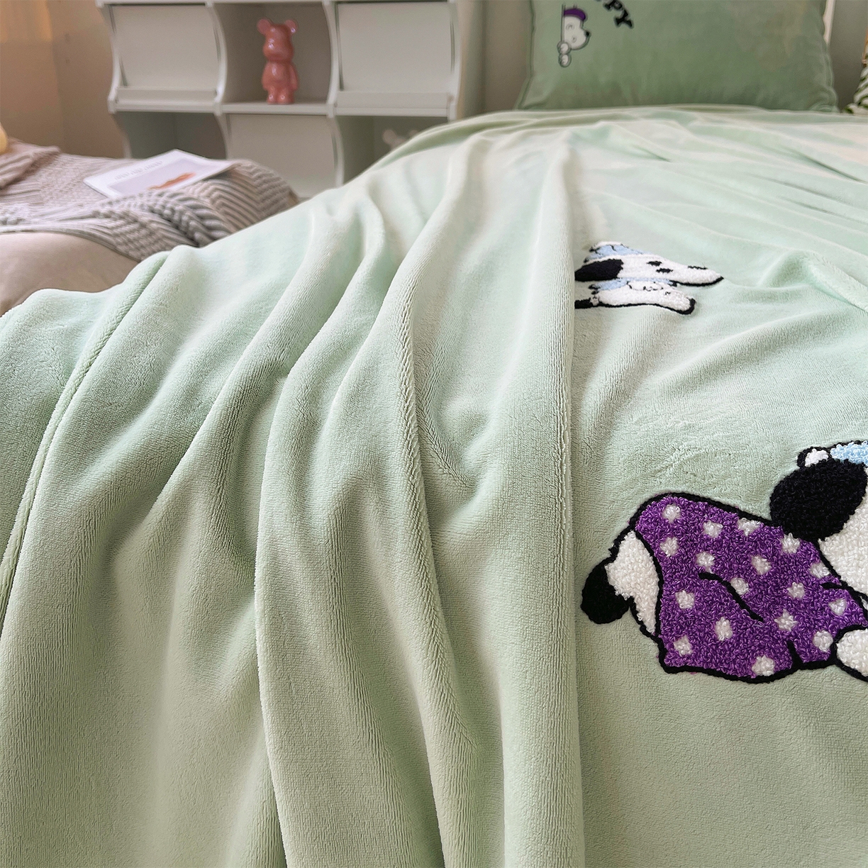 91家纺网 家纺一手货源 找家纺 炫拼家纺 2025新款高克重牛奶绒满版毛巾绣卡通加厚四件套-糯米系列 糯米-狗狗的一天