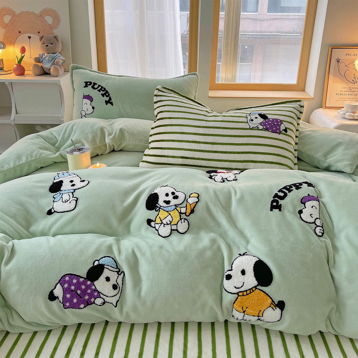 91家纺网 家纺一手货源 找家纺 炫拼家纺 2025新款高克重牛奶绒满版毛巾绣卡通加厚四件套-糯米系列 糯米-狗狗的一天