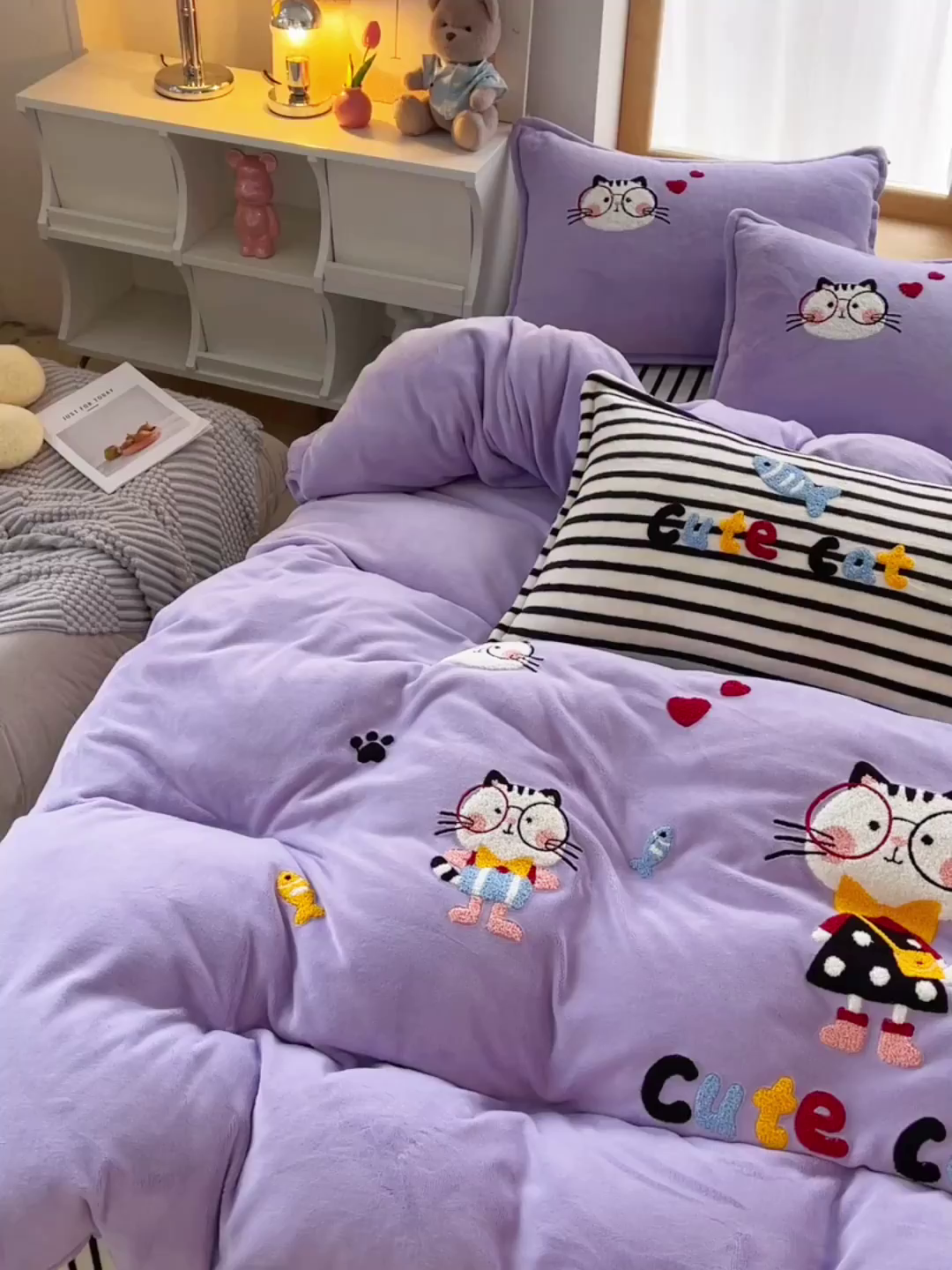 91家纺网 家纺一手货源 找家纺 炫拼家纺 2025新款高克重牛奶绒满版毛巾绣卡通加厚四件套-糯米系列 糯米-猫次元