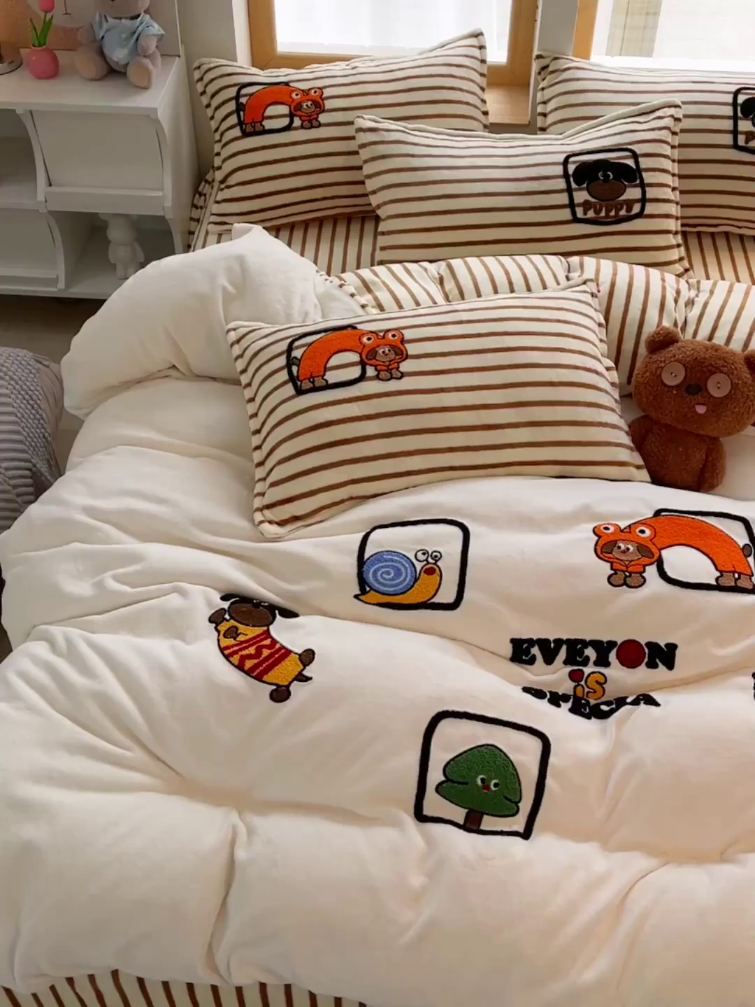 91家纺网 家纺一手货源 找家纺 炫拼家纺 2025新款高克重牛奶绒满版毛巾绣卡通加厚四件套-糯米系列 糯米-欢喜的狗