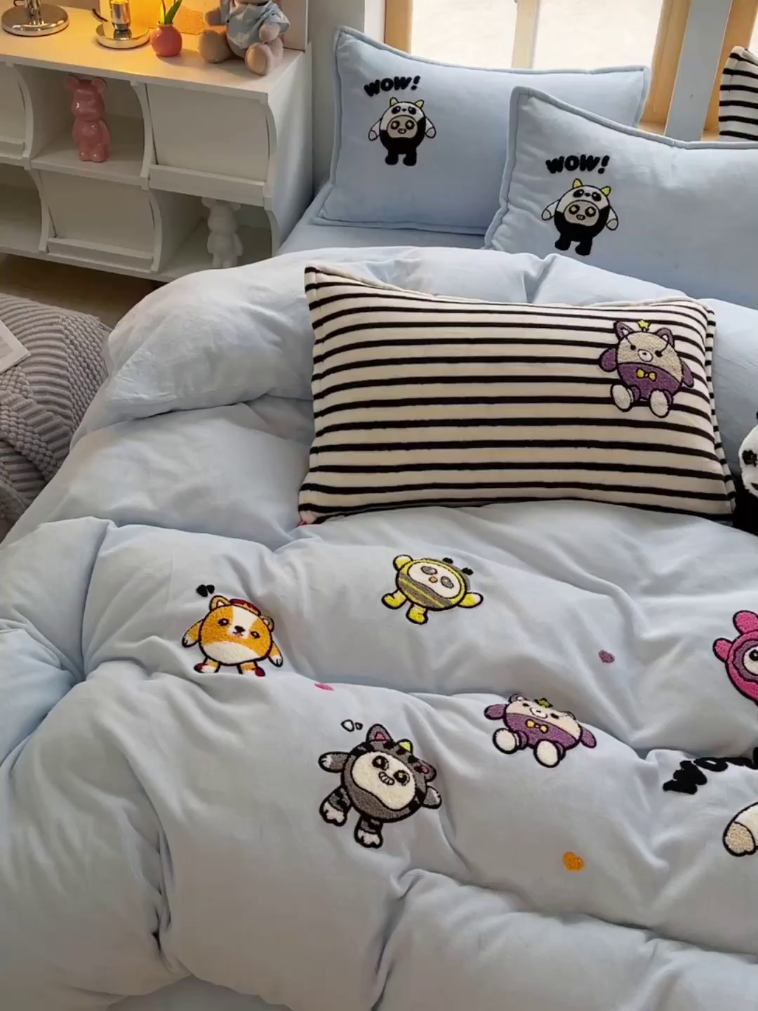 91家纺网 家纺一手货源 找家纺 炫拼家纺 2025新款高克重牛奶绒满版毛巾绣卡通加厚四件套-糯米系列 糯米-福仔