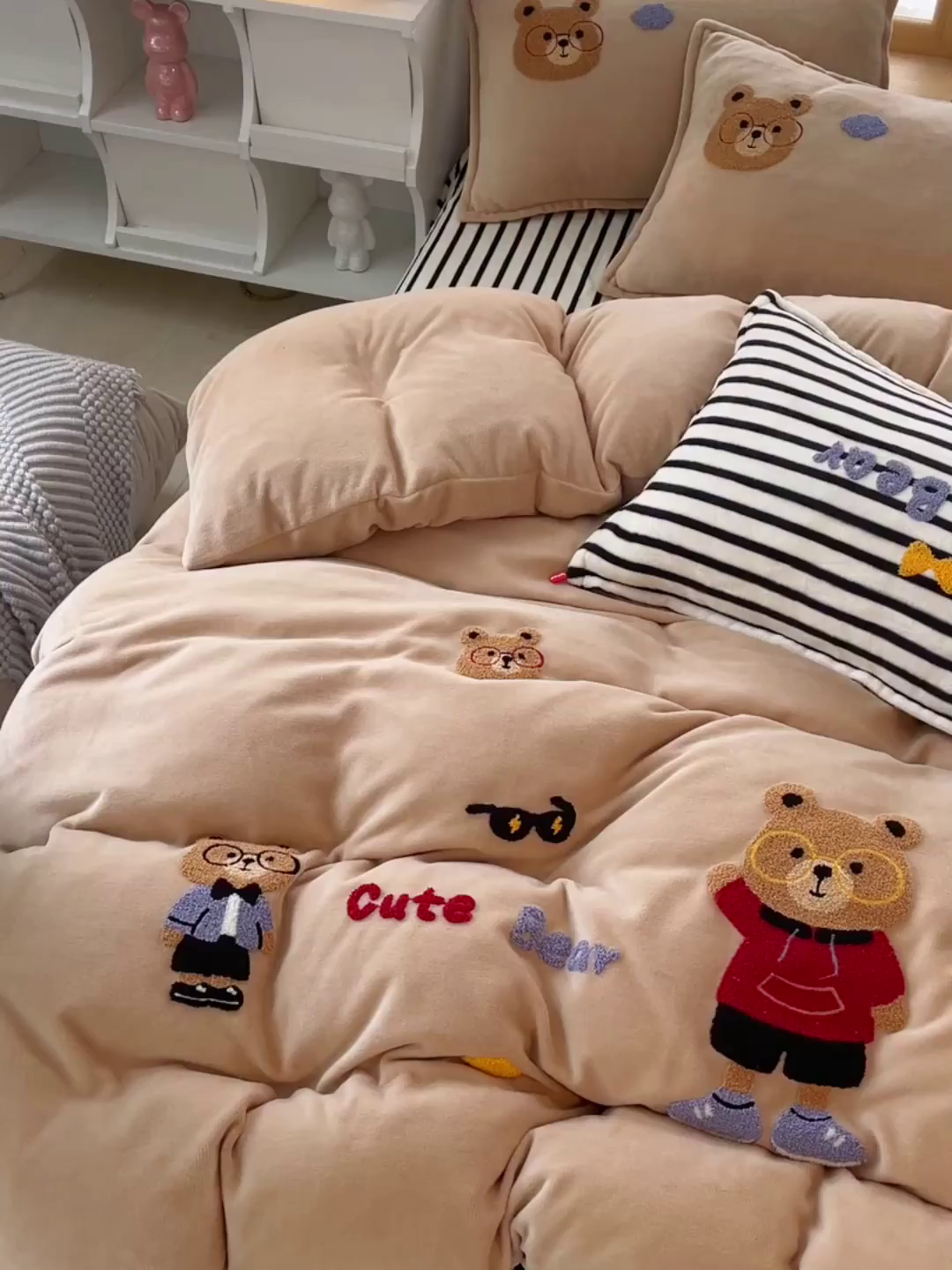 91家纺网 家纺一手货源 找家纺 （总）炫拼家纺 2025新款高克重牛奶绒满版毛巾绣卡通加厚四件套-糯米系列