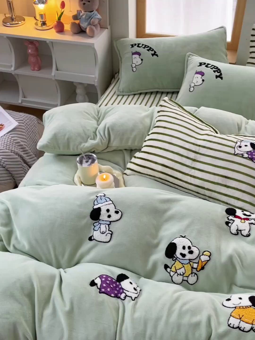 91家纺网 家纺一手货源 找家纺 炫拼家纺 2025新款高克重牛奶绒满版毛巾绣卡通加厚四件套-糯米系列 糯米-狗狗的一天