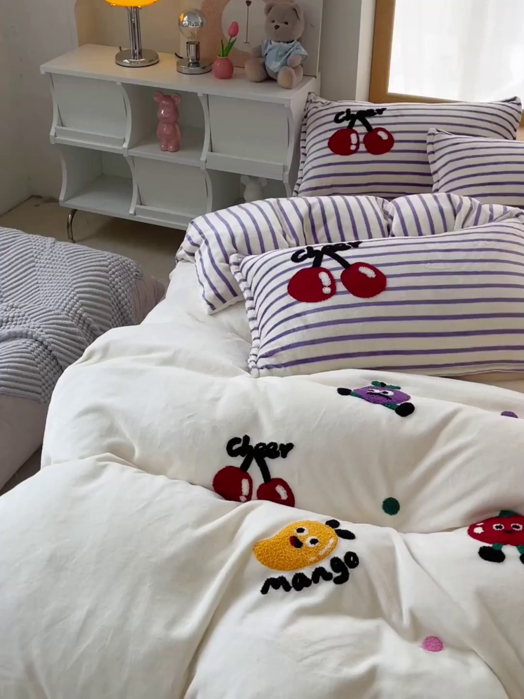 91家纺网 家纺一手货源 找家纺 炫拼家纺 2025新款高克重牛奶绒满版毛巾绣卡通加厚四件套-糯米系列 糯米-水果派对