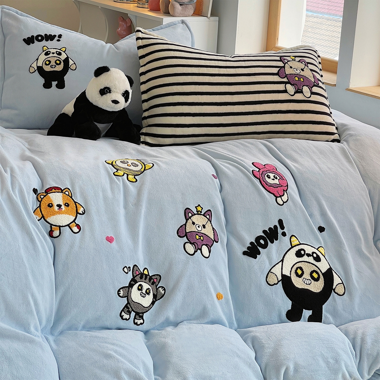 91家纺网 家纺一手货源 找家纺 炫拼家纺 2025新款高克重牛奶绒满版毛巾绣卡通加厚四件套-糯米系列 糯米-福仔