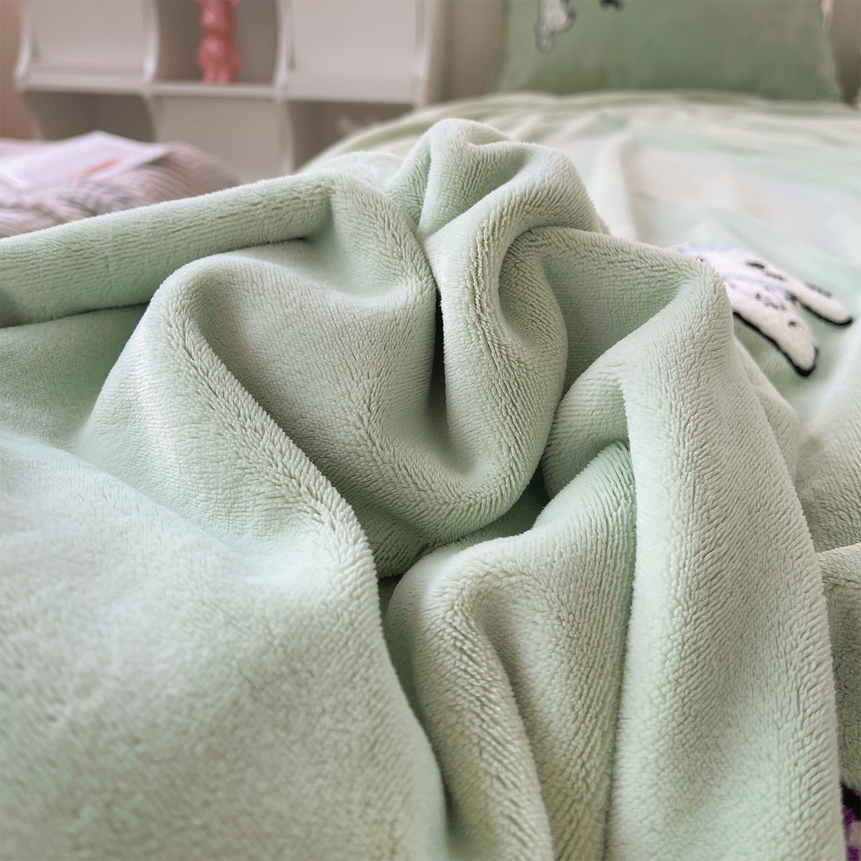 91家纺网 家纺一手货源 找家纺 炫拼家纺 2025新款高克重牛奶绒满版毛巾绣卡通加厚四件套-糯米系列 糯米-狗狗的一天