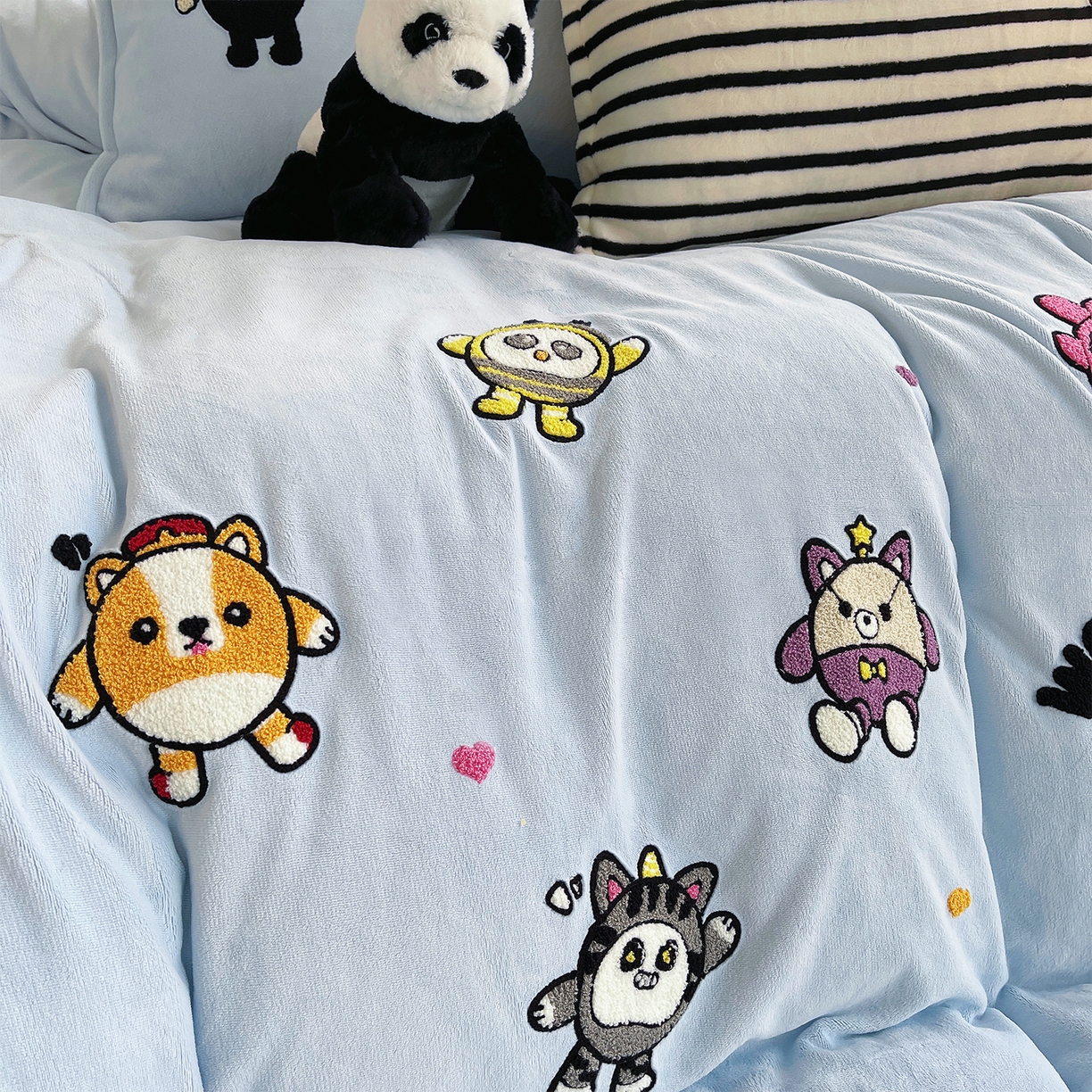 91家纺网 家纺一手货源 找家纺 炫拼家纺 2025新款高克重牛奶绒满版毛巾绣卡通加厚四件套-糯米系列 糯米-福仔