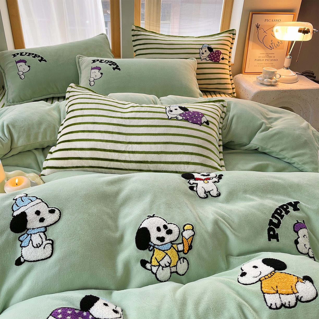 91家纺网 家纺一手货源 找家纺 炫拼家纺 2025新款高克重牛奶绒满版毛巾绣卡通加厚四件套-糯米系列 糯米-狗狗的一天