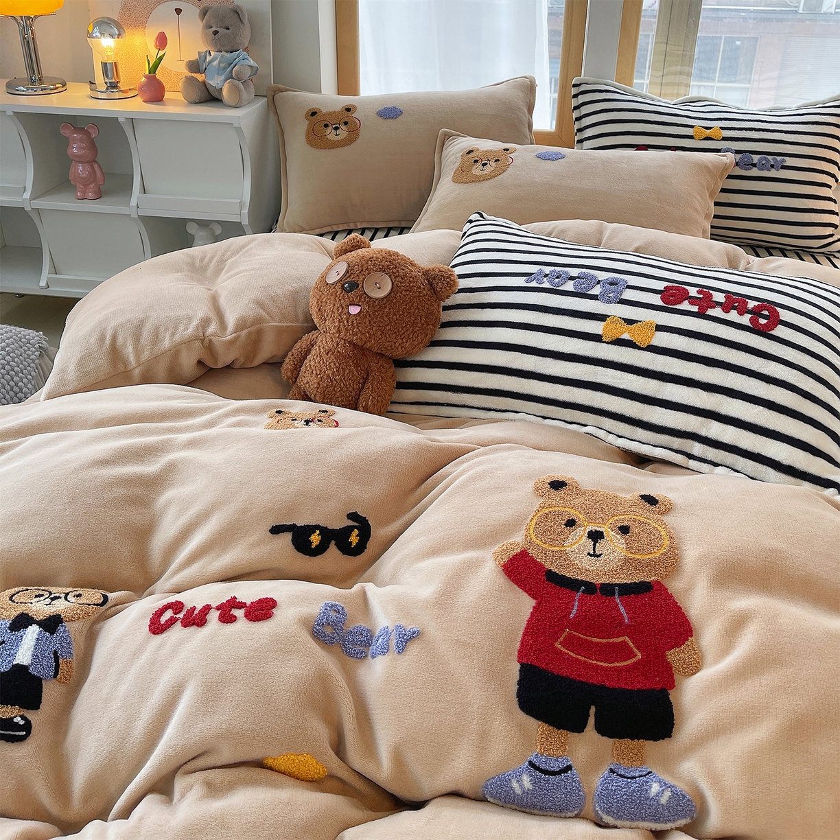 91家纺网 家纺一手货源 找家纺 炫拼家纺 2025新款高克重牛奶绒满版毛巾绣卡通加厚四件套-糯米系列 糯米-绅士熊