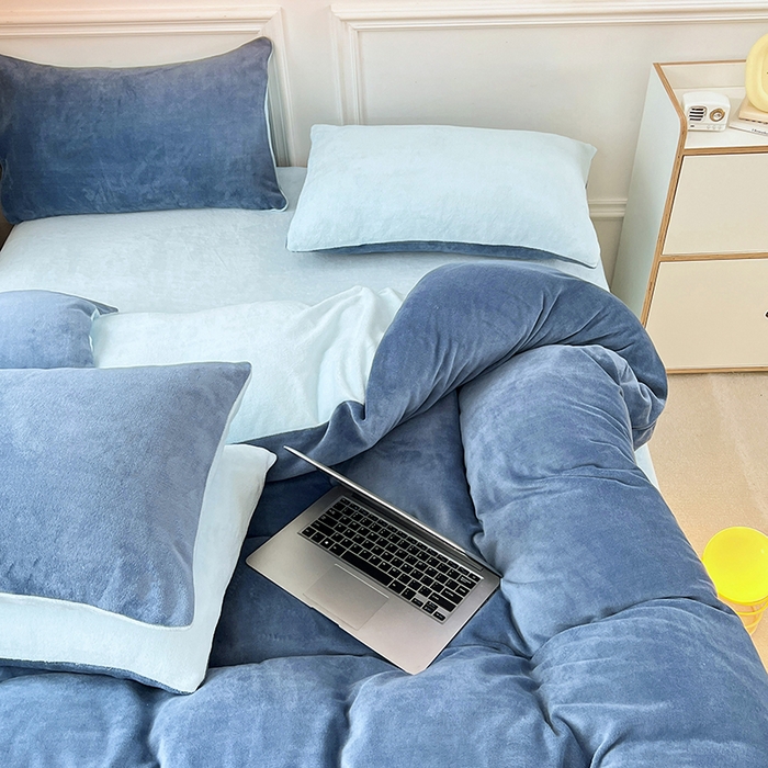 91家纺网 家纺一手货源 找家纺 梵克保罗 2025秋冬新款ins风小红书高克重纯色双拼牛奶绒单被套 月光雾蓝