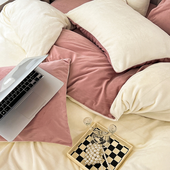 91家纺网 家纺一手货源 找家纺 梵克保罗 2025秋冬新款ins风小红书高克重纯色双拼牛奶绒单被套 奶白豆沙