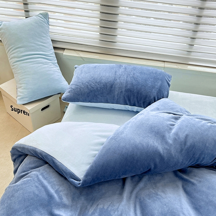 91家纺网 家纺一手货源 找家纺 梵克保罗 2025秋冬新款ins风小红书高克重纯色双拼牛奶绒单被套 月光雾蓝