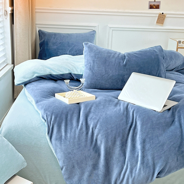 91家纺网 家纺一手货源 找家纺 梵克保罗 2025秋冬新款ins风小红书高克重纯色双拼牛奶绒单被套 月光雾蓝